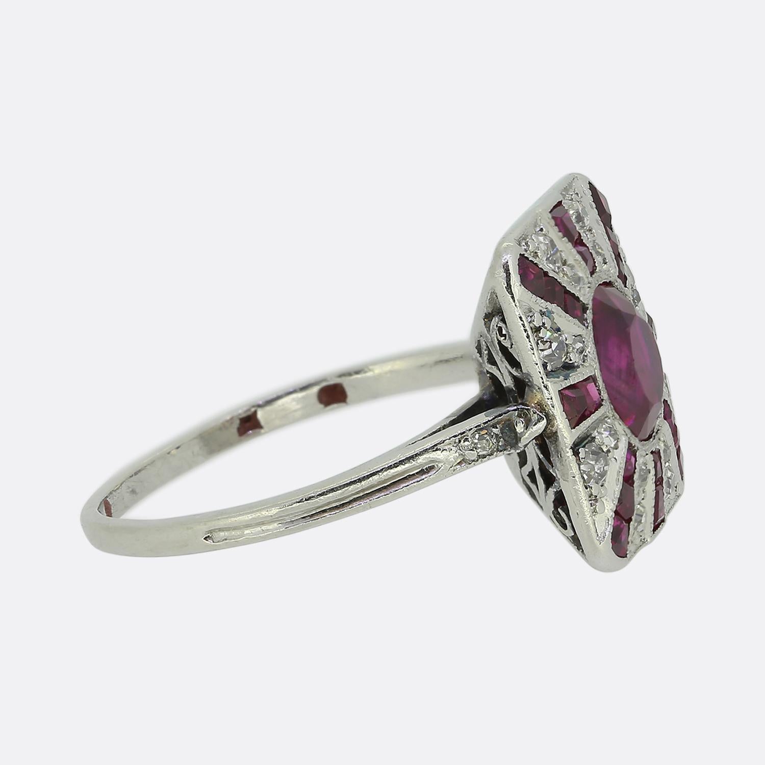 Art Deco Rubin- und Diamant-Cluster-Ring (Art déco) im Angebot