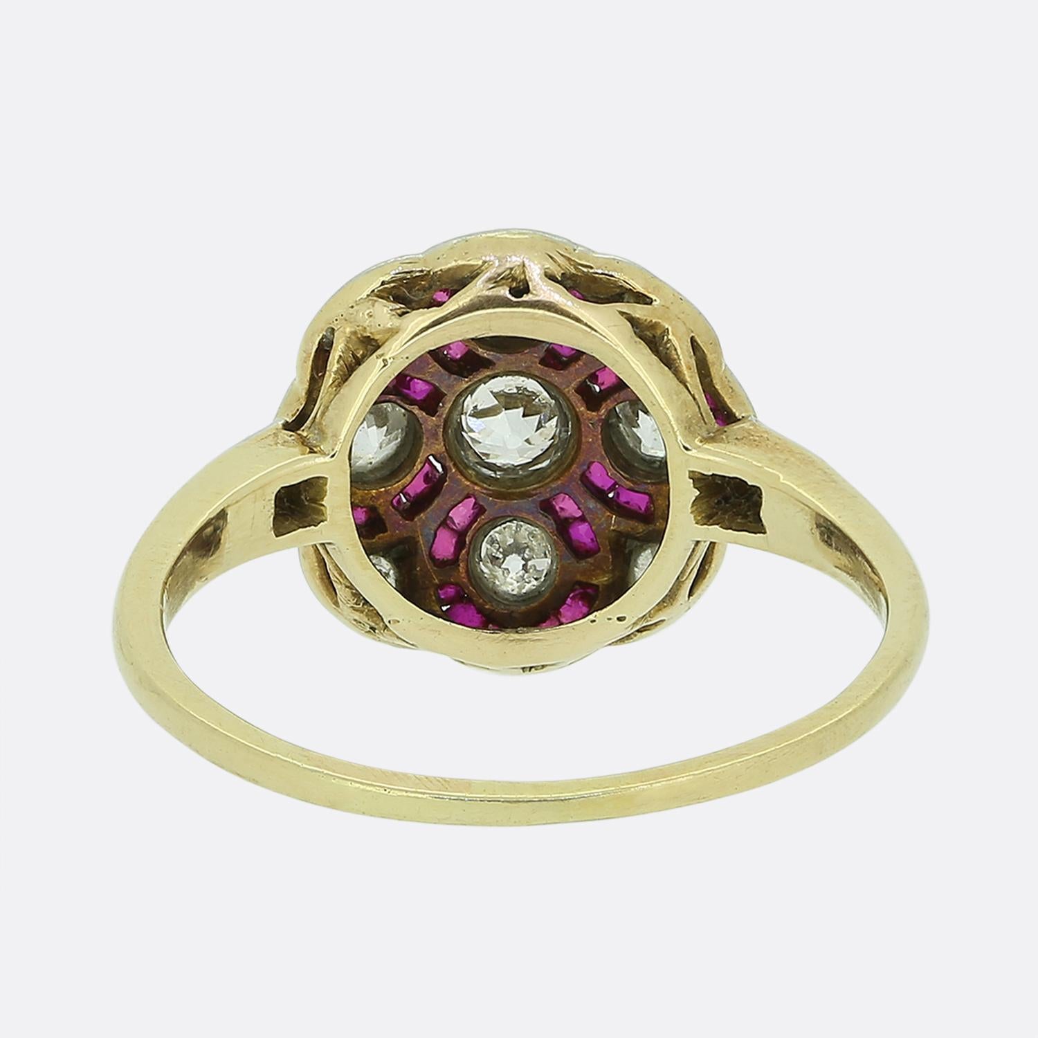 Art Deco Rubin- und Diamant-Cluster-Ring (Carréeschliff) im Angebot