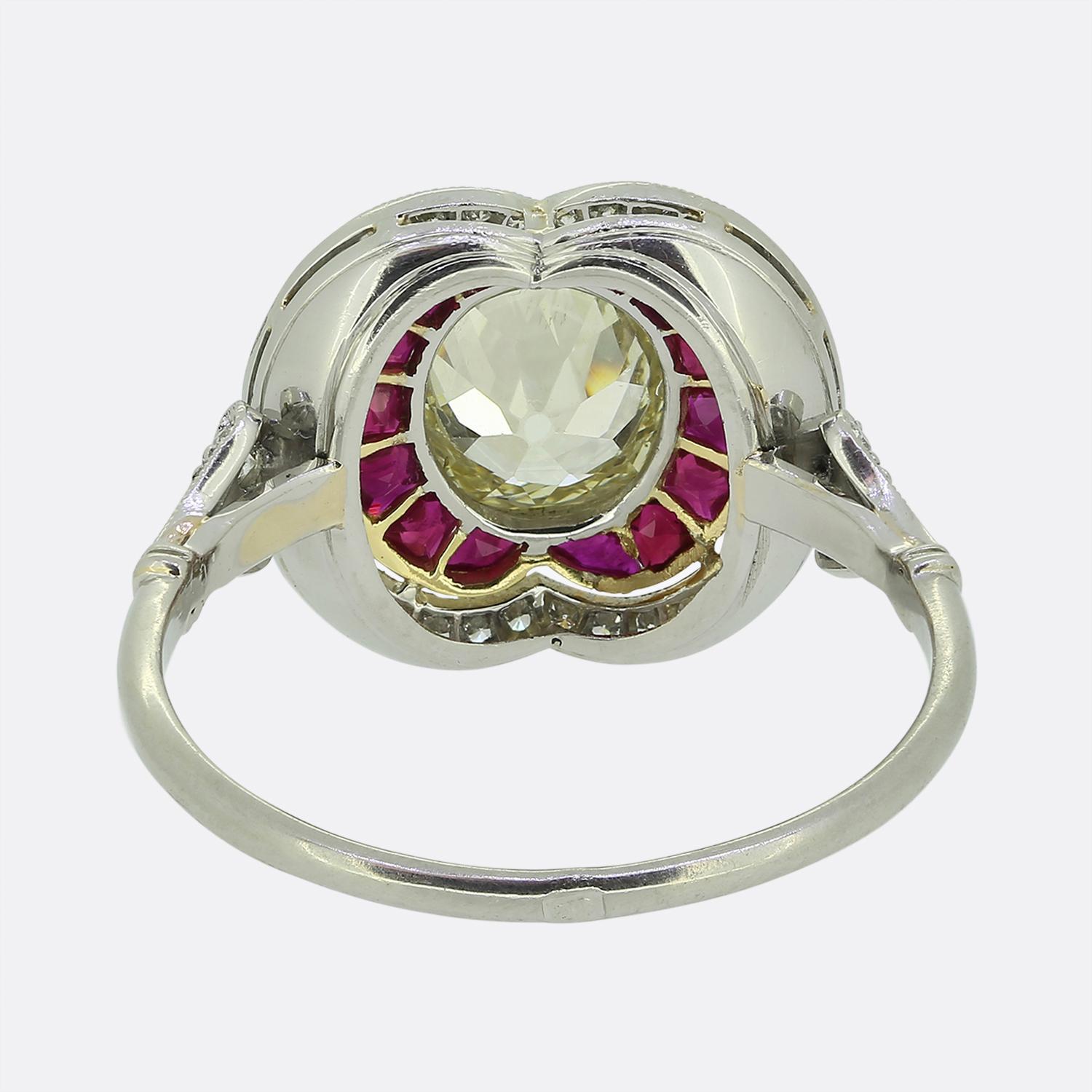 Art Deco Ruby and Diamond Cluster Ring In Good Condition For Sale In London, GB