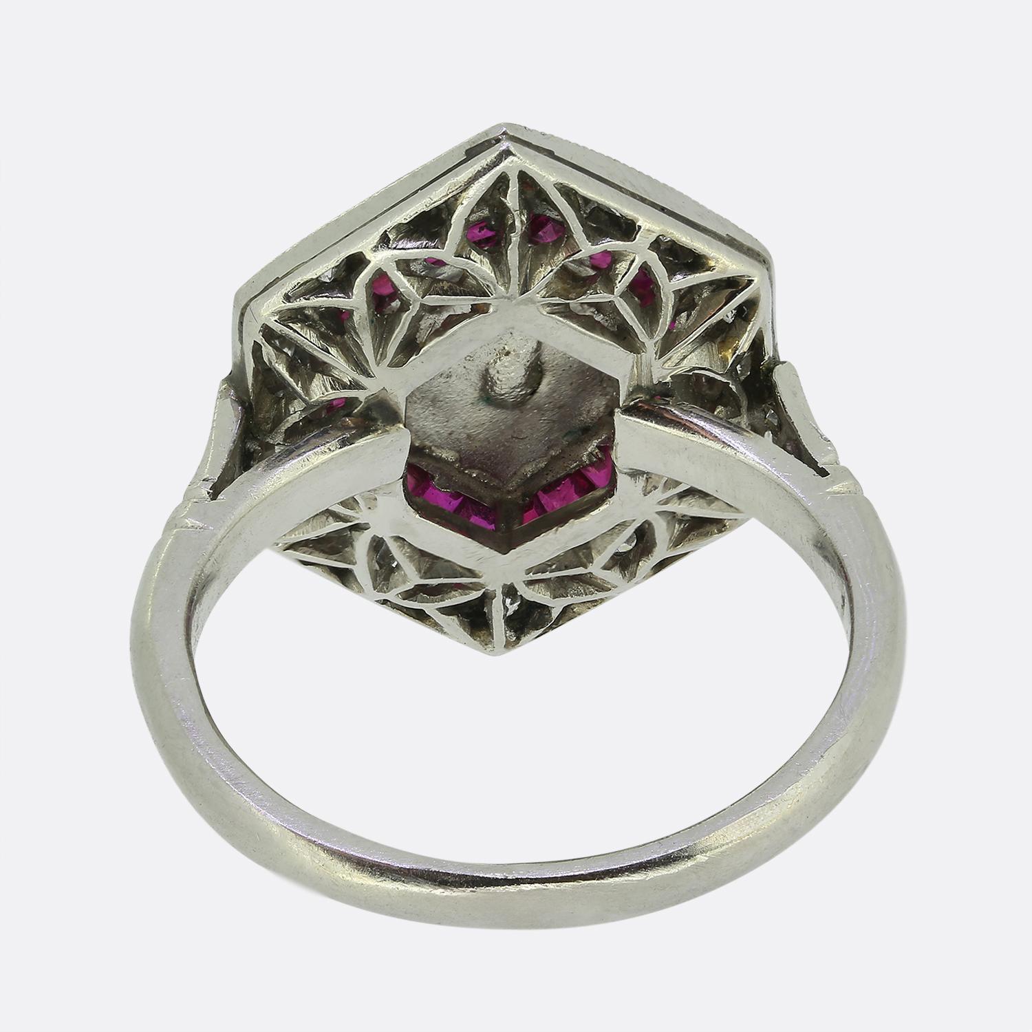 Anillo Art Decó de Rubí y Diamantes en Racimo en Bueno Estado en London, GB