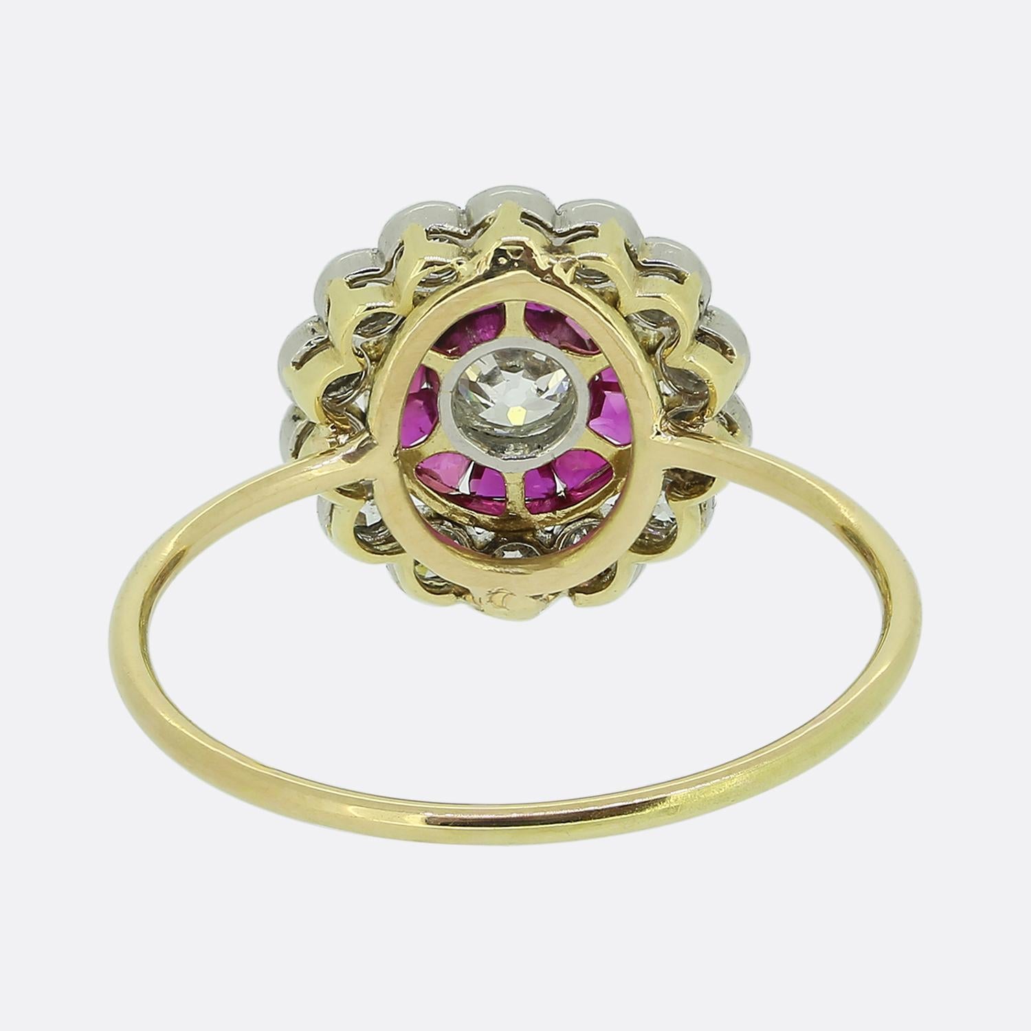 Art Deco Rubin- und Diamant-Cluster-Ring (Alteuropäischer Brillantschliff) im Angebot