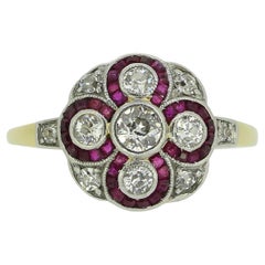 Anello Art Deco con rubino e diamanti a grappolo