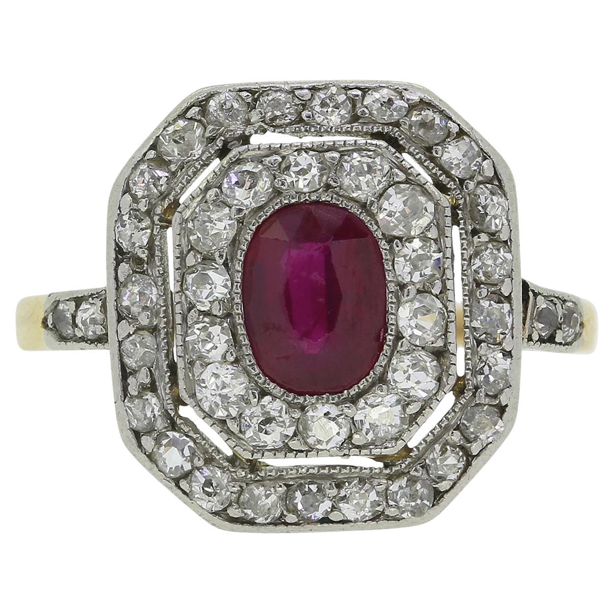 Anillo Art Decó de Rubí y Diamantes en Racimo
