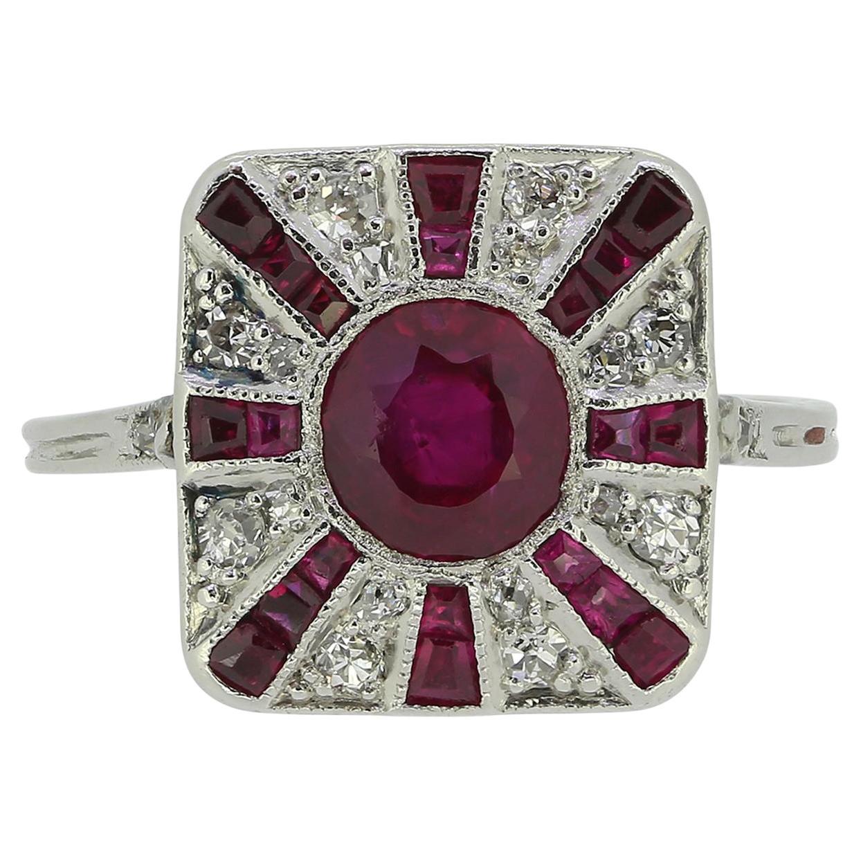 Anillo Art Decó de Rubí y Diamantes en Racimo