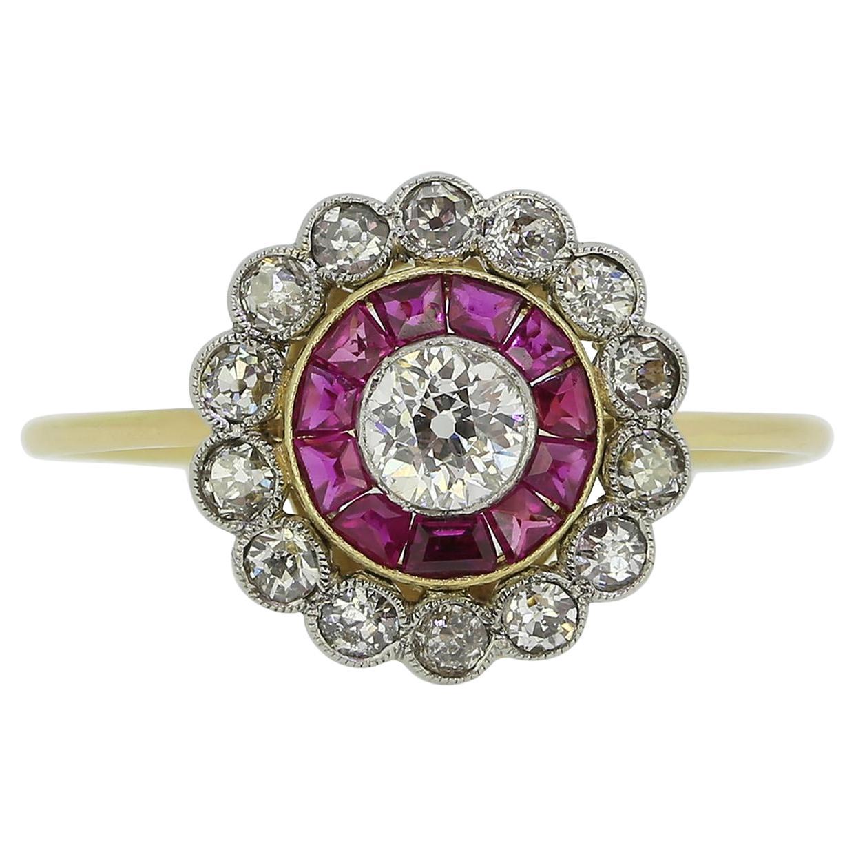 Anillo Art Decó de Rubí y Diamantes en Racimo