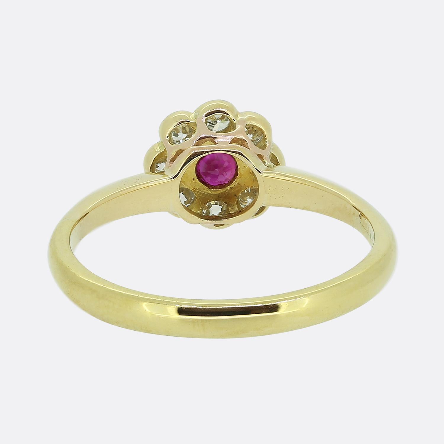 Art Deco ruby and Diamond Daisy Cluster Ring In Good Condition In London, GB