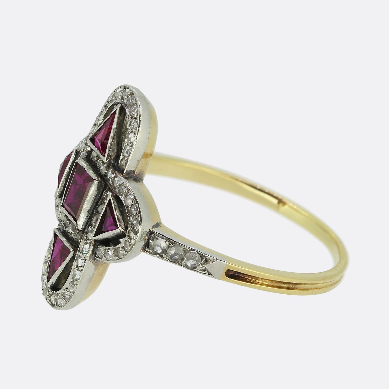 Hier haben wir einen Art-Déco-Ring mit einem auffälligen geometrischen Muster. In der Mitte befindet sich ein roter Rubin im Quadratschliff, der von einer Reihe perfekt aufeinander abgestimmter dreieckiger Rubine umgeben ist. Diese leuchtenden