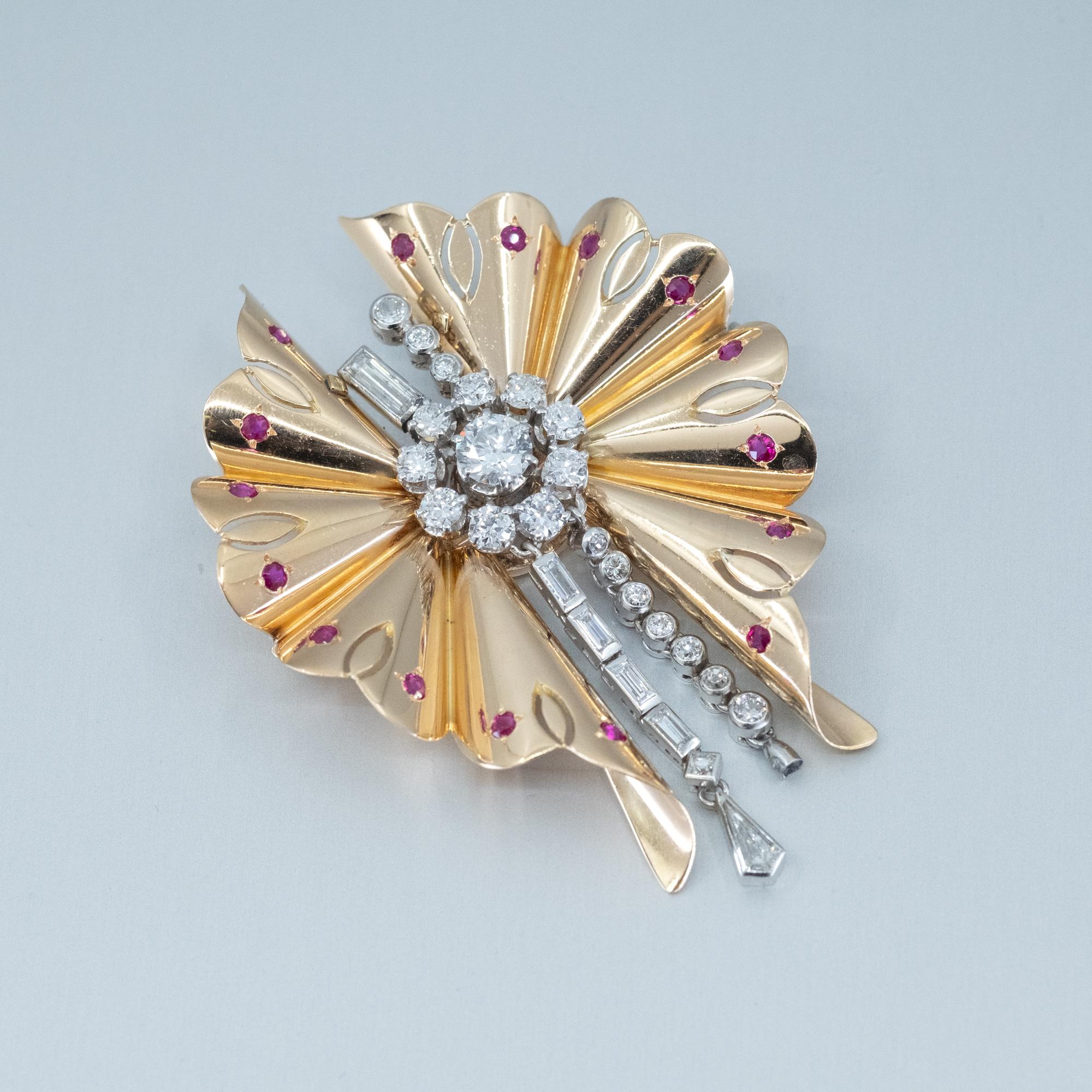 Art Déco Spilla Art Deco in oro con rubini e diamanti in vendita