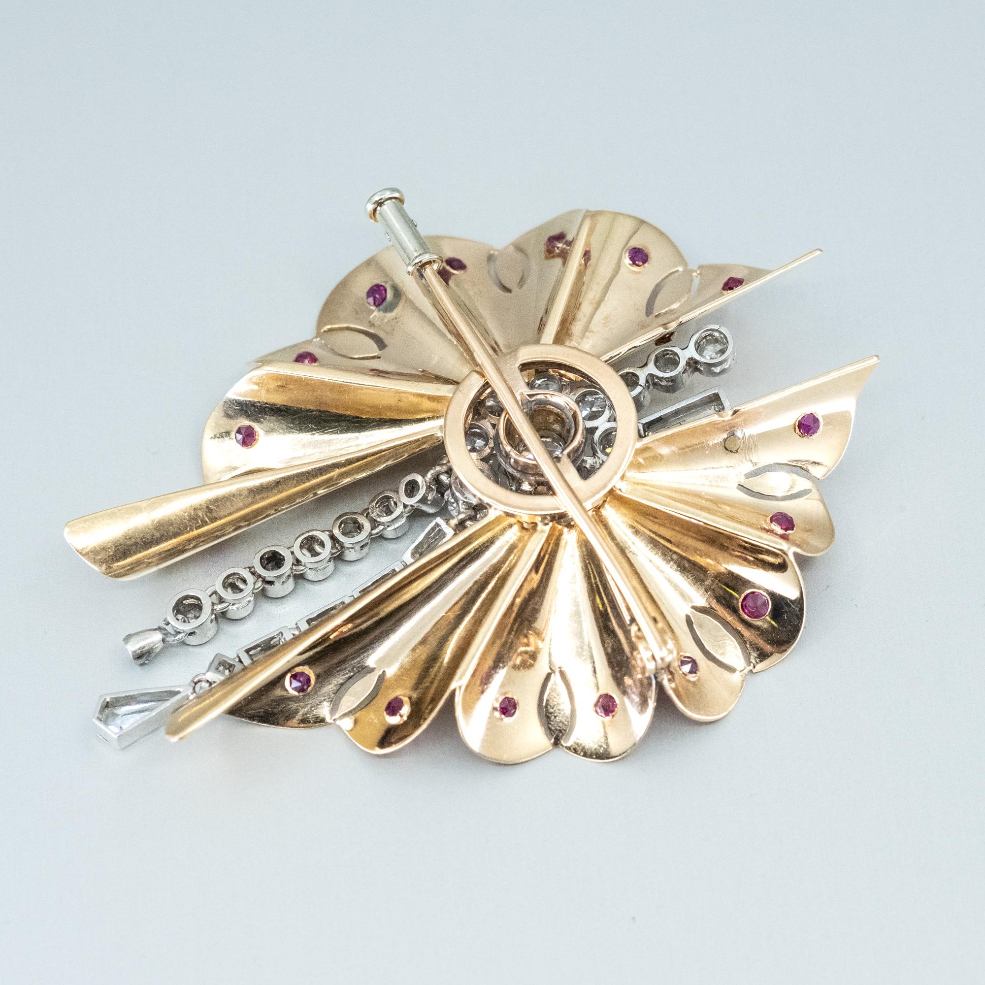 Taglio rotondo Spilla Art Deco in oro con rubini e diamanti in vendita