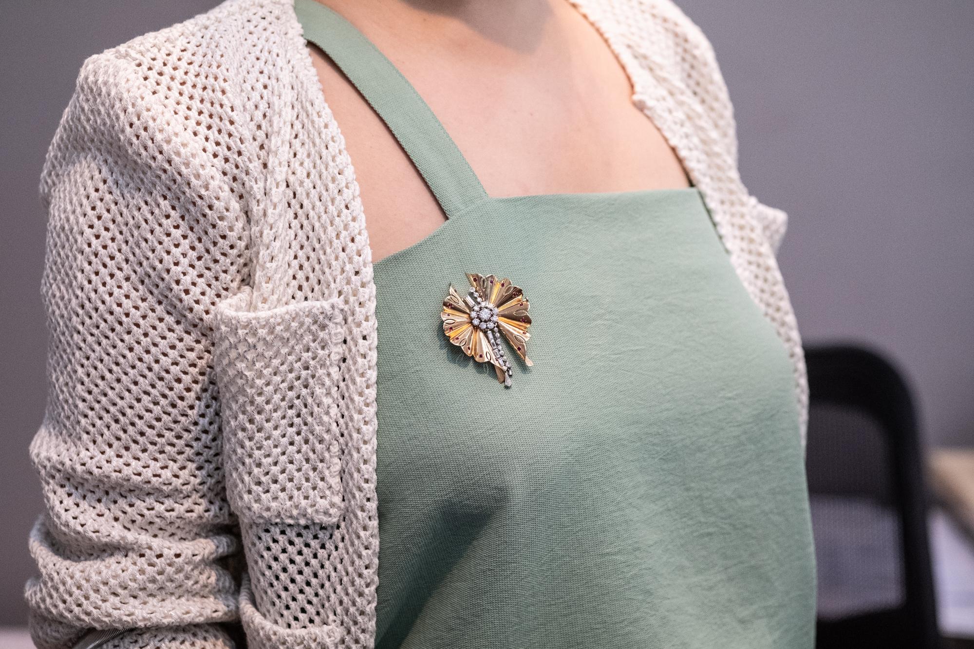 da uomo o donna Spilla Art Deco in oro con rubini e diamanti in vendita