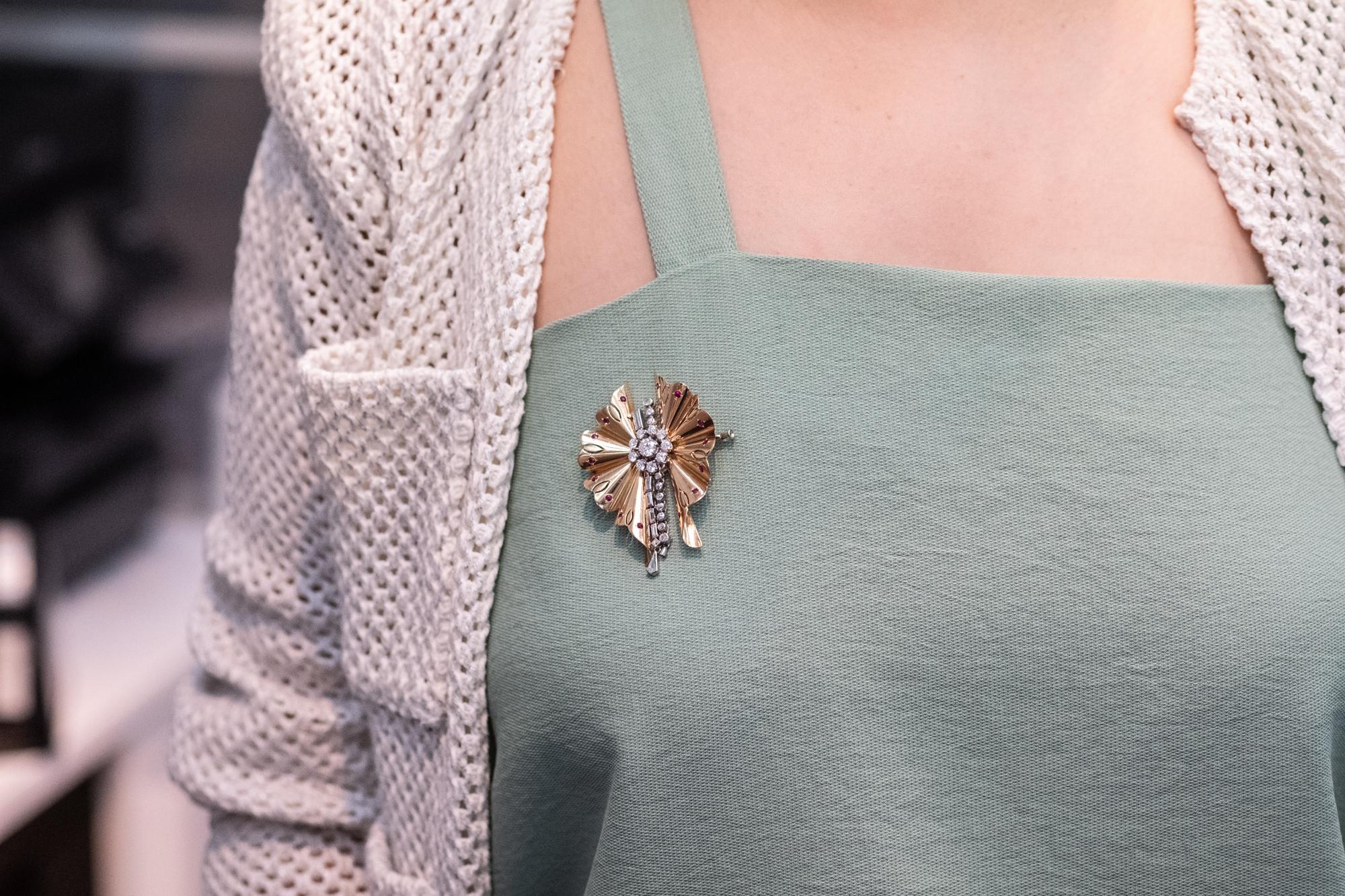 Spilla Art Deco in oro con rubini e diamanti in vendita 1