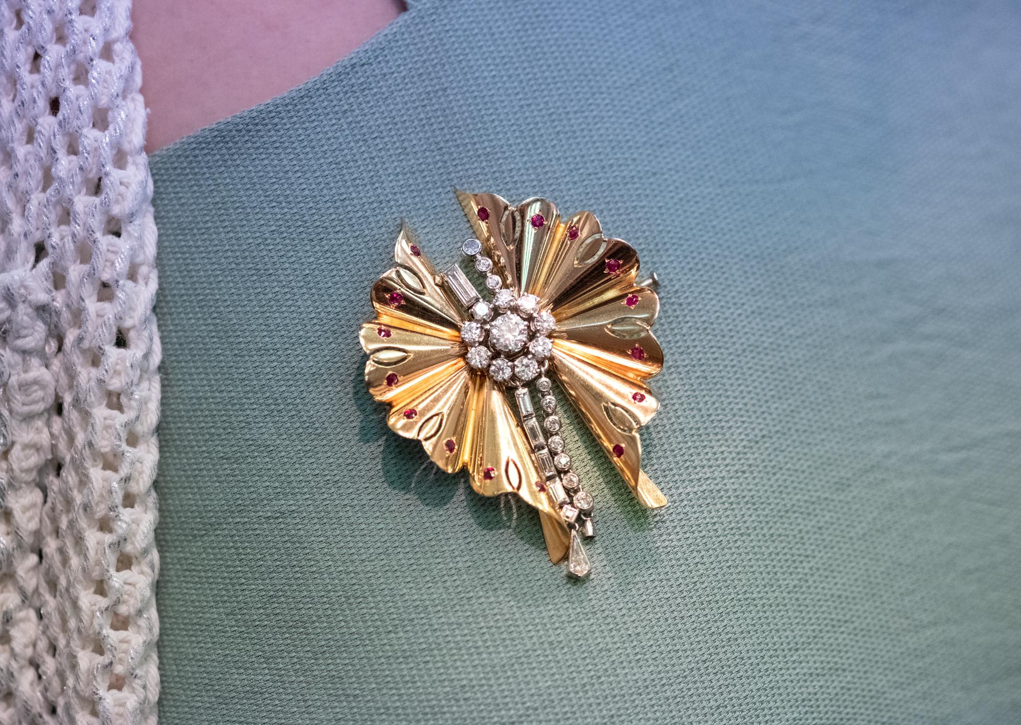 Spilla Art Deco in oro con rubini e diamanti in vendita 2