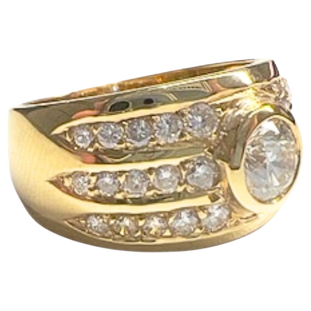 Dieser Ring im Art-Déco-Stil hat ein Rebhuhnaugen-Design und ist aus 18 Karat Gold mit Rubinen und Diamanten gefertigt. Es hat ein Gewicht von 3,04 Gramm und ist in der Größe 15/55. 

Die Diamanten sind im Brillantschliff mit einem Gesamtgewicht von