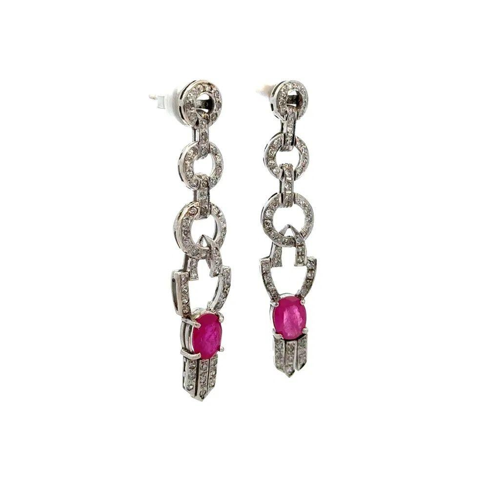 Sencillamente hermoso Pendientes Art Decó de oro con gota de rubíes y diamantes finamente detallados. Hecha a mano en oro blanco de 14 quilates y engastada a mano con diamantes de 1,08 qt y rubíes de 2,16 qt. Los pendientes miden aprox. 1,8