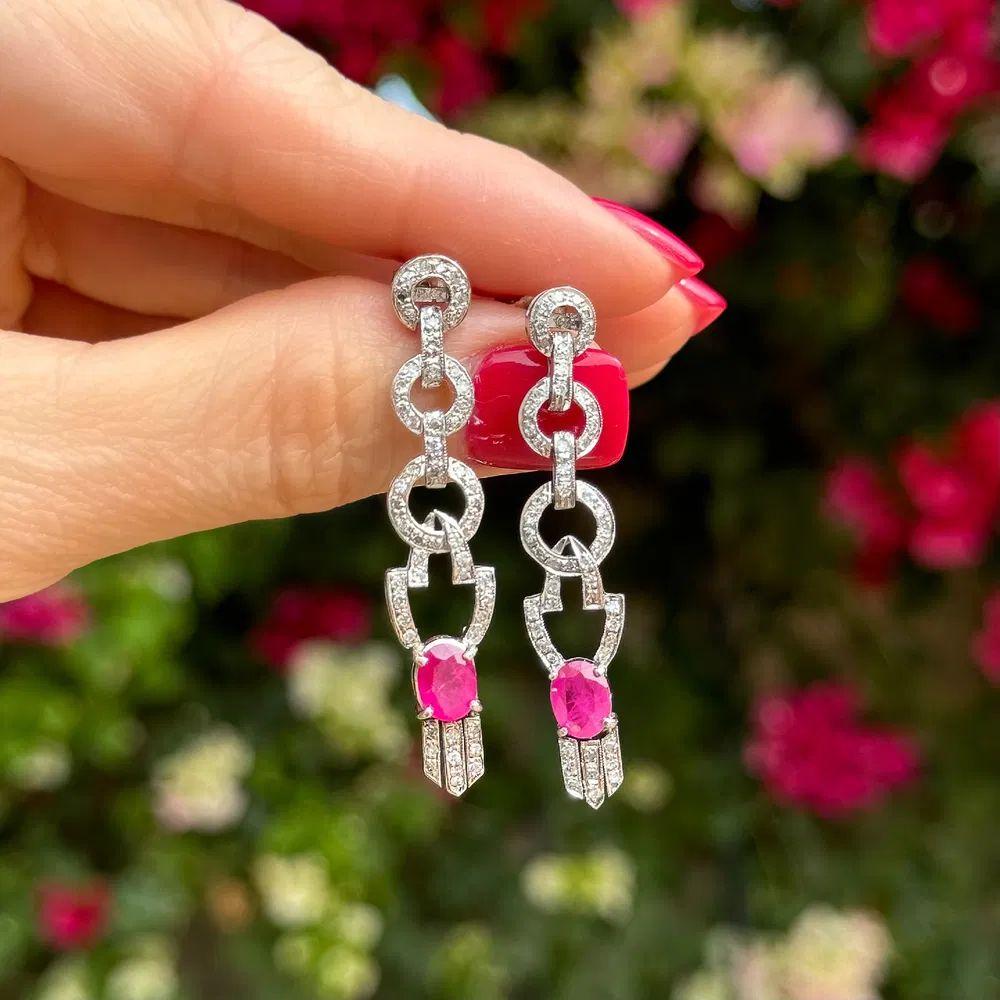 Pendientes de gota Art Decó de oro con rubíes y diamantes Corte mixto en venta