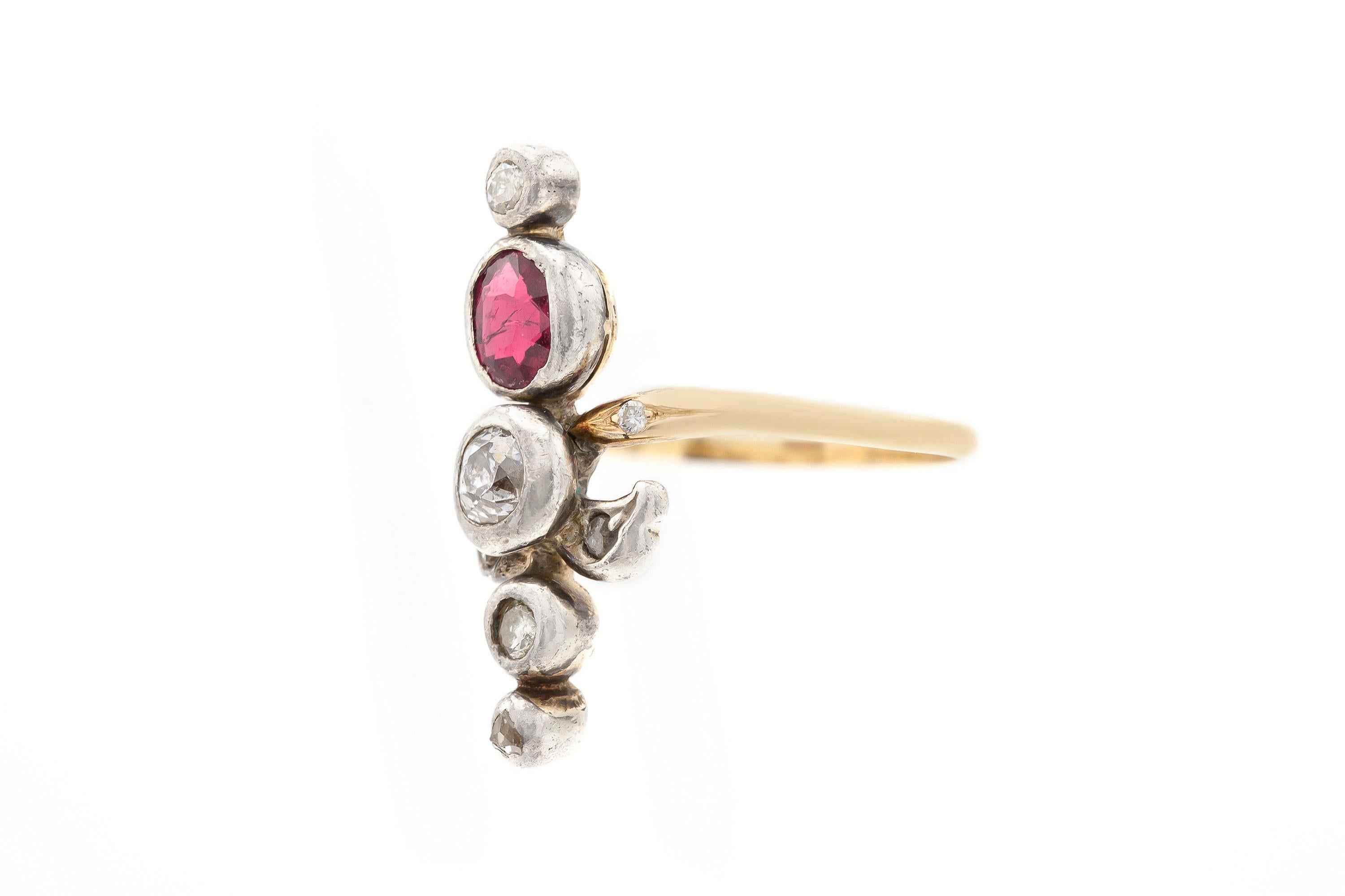 Taille ronde Bague Art Déco multi-pierres en rubis et diamants en vente