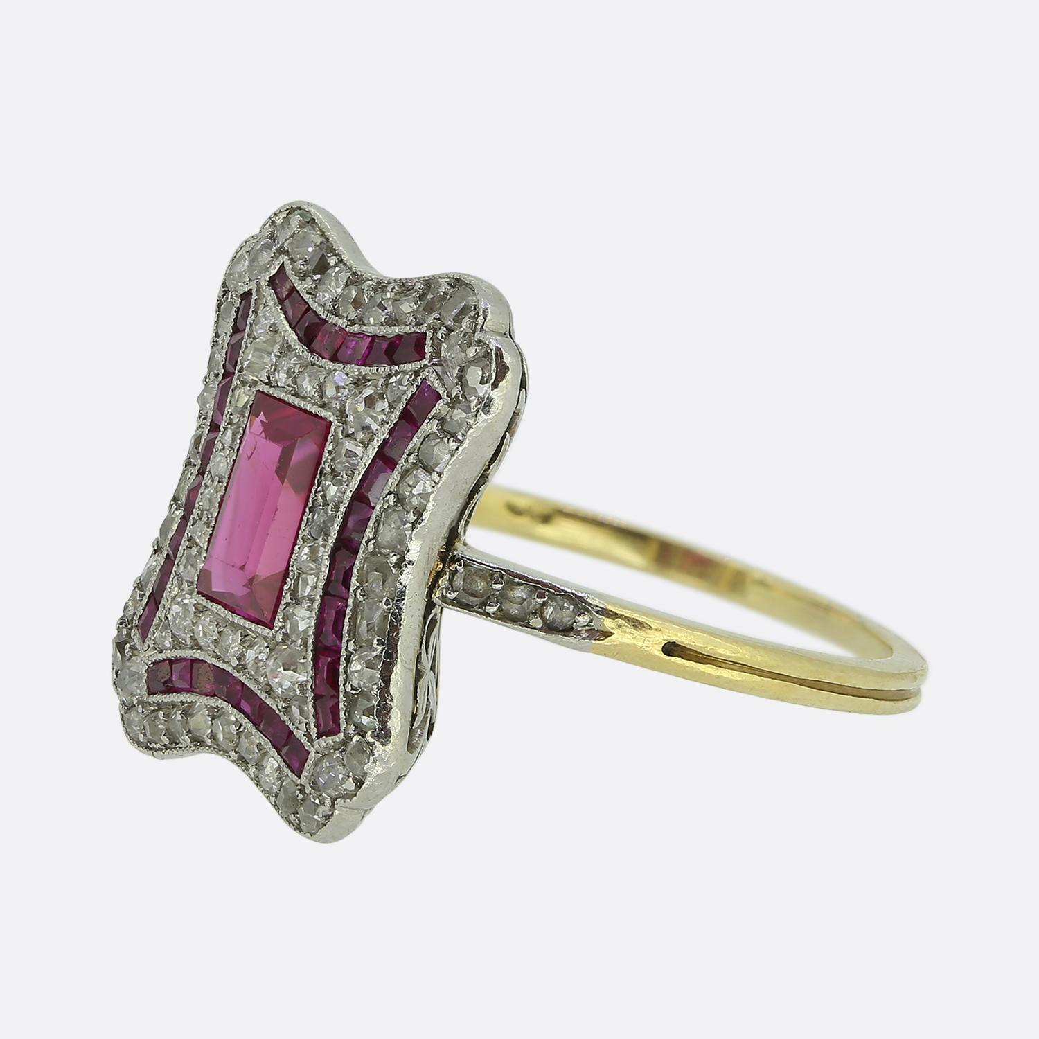 Ecco uno squisito anello a grappolo Art Déco. Al centro del quadrante troviamo un sorprendente e ricco rubino rosso come pietra principale, elegantemente incorniciato da una serie di scintillanti diamanti taglio vecchio e rosa. Tutte le pietre sono