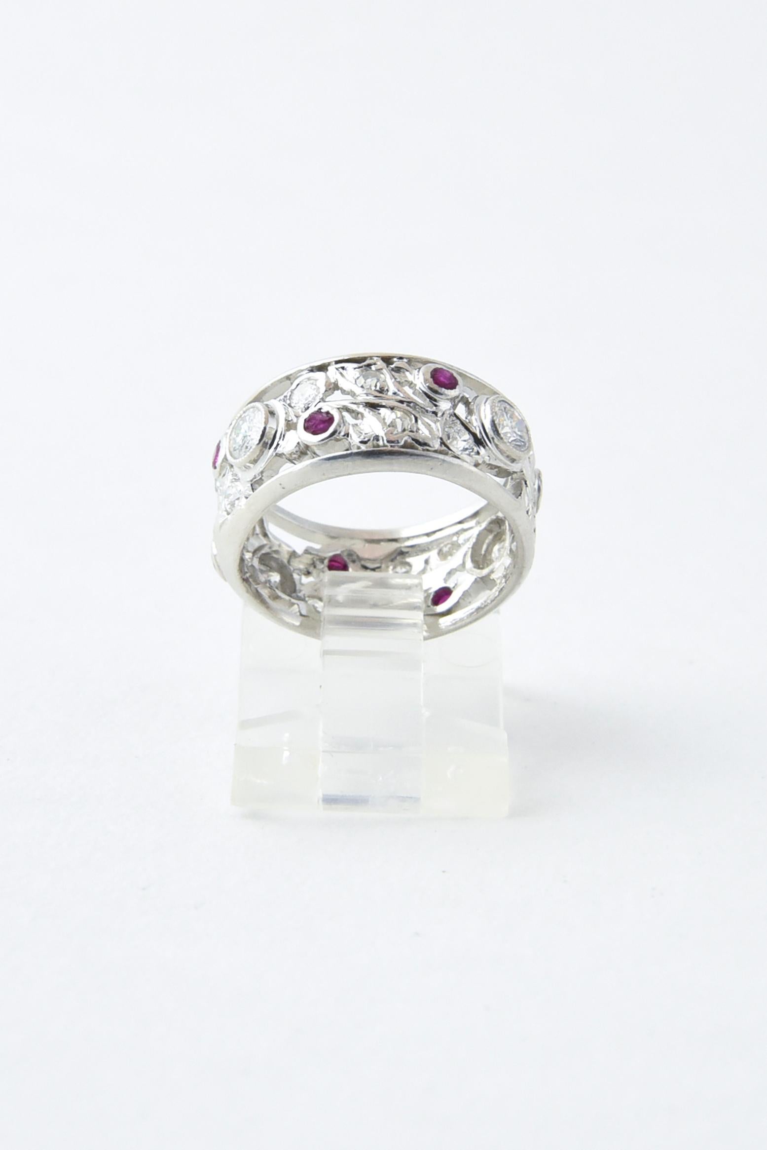 Art Deco Ruby and Diamond Platinum Band Ring In Good Condition For Sale In Miami Beach, FL
