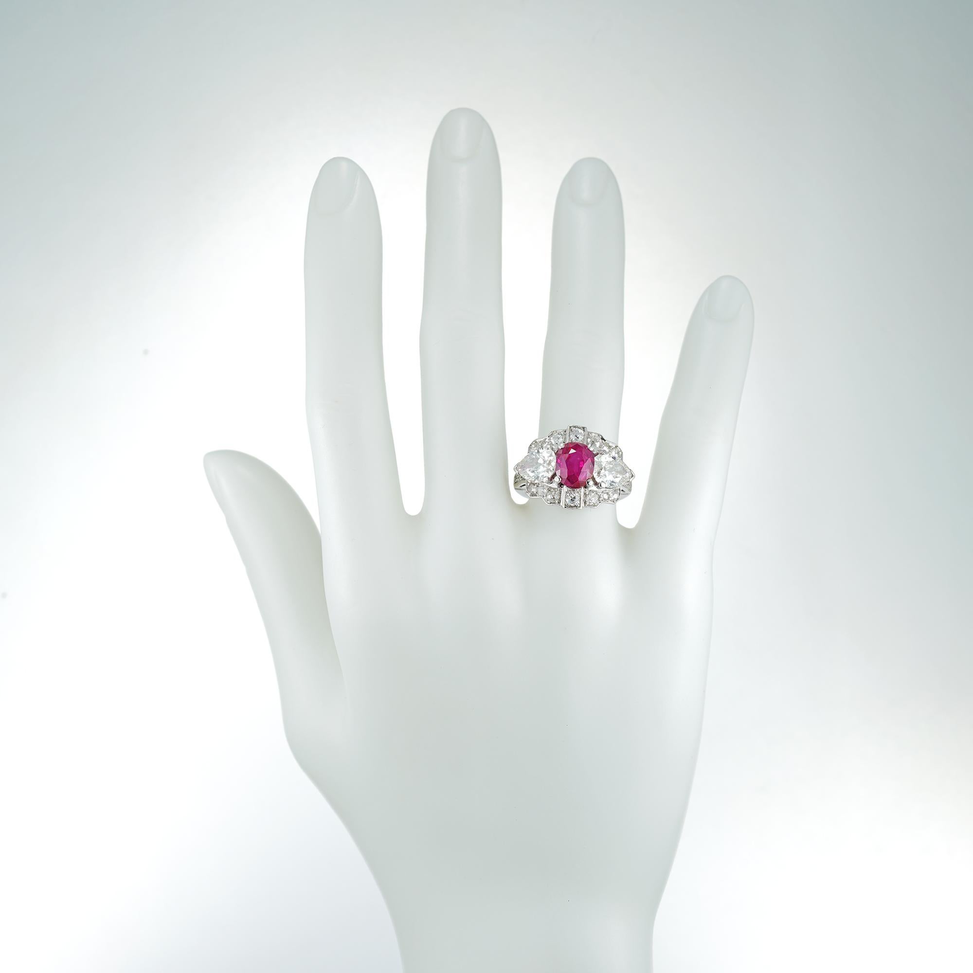 Art Deco Ruby and Diamond Ring In Excellent Condition For Sale In London, GB