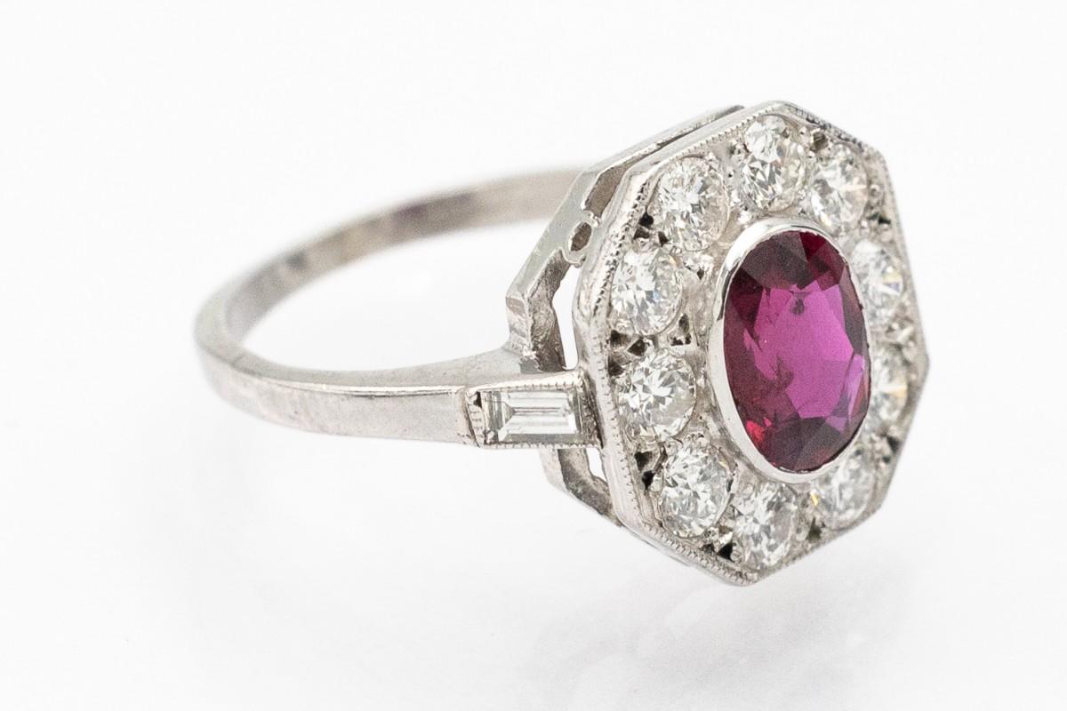 Taglio brillante Anello Art Deco con rubino e diamanti, Gran Bretagna, metà del XX secolo. in vendita