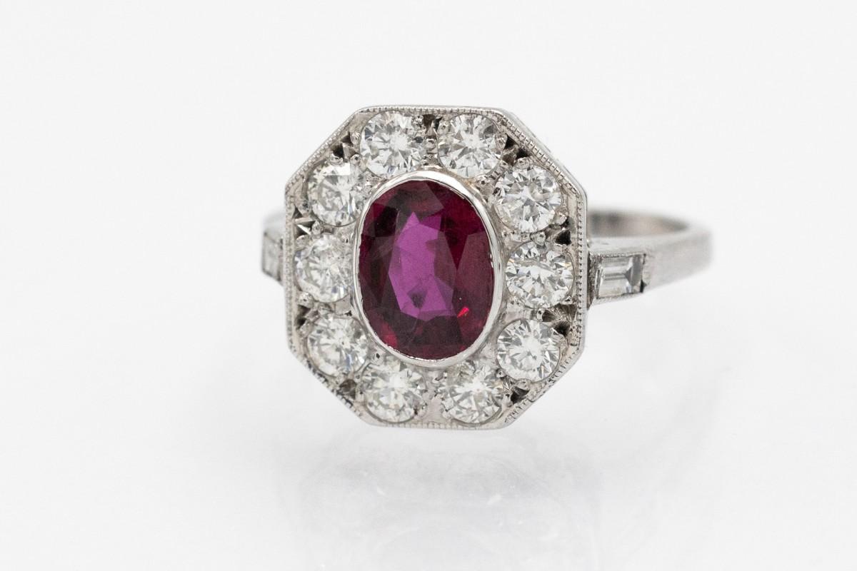 Anello Art Deco con rubino e diamanti, Gran Bretagna, metà del XX secolo. In condizioni buone in vendita a Chorzów, PL