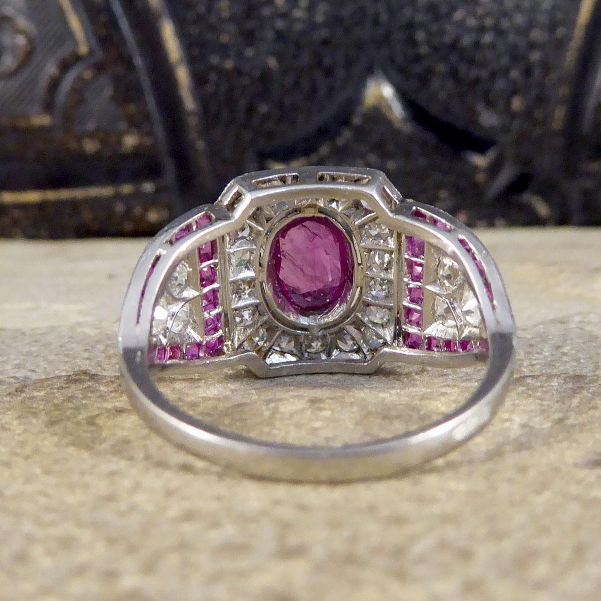 Art-Déco-Ring mit Rubin und Diamant in Platin und Originalverpackung (Ovalschliff)