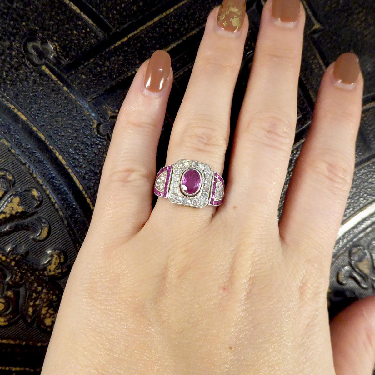 Art-Déco-Ring mit Rubin und Diamant in Platin und Originalverpackung 1