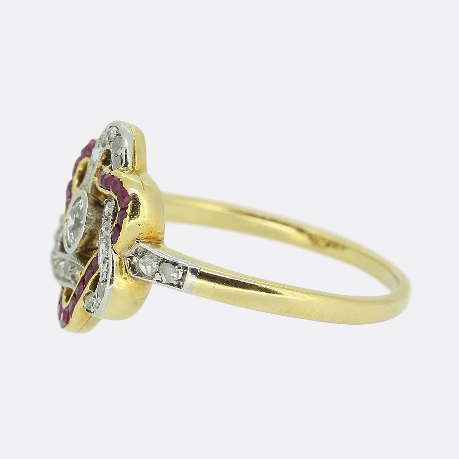 Aquí tenemos un encantador anillo en racimo hecho a mano durante el apogeo del movimiento Art Déco. La cara de la pieza muestra un curvilíneo diseño de estrella abierta con canales entrelazados de diamantes talla rosa engastados en platino y rubíes