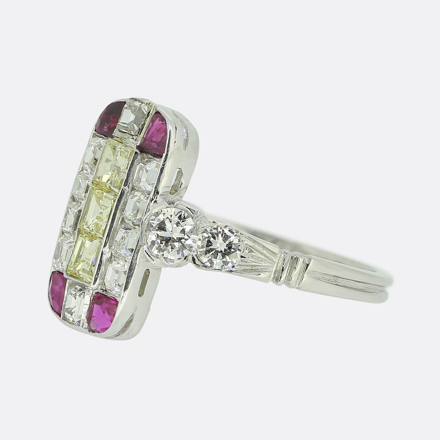 Hier haben wir einen prächtigen Rubin- und Diamant-Tablettenring, der zu einer Zeit gefertigt wurde, als der Art-Déco-Stil auf dem Höhepunkt des Designs war. Dieses Schmuckstück aus Platin zeigt ein längliches Oval, das mit einer geometrischen
