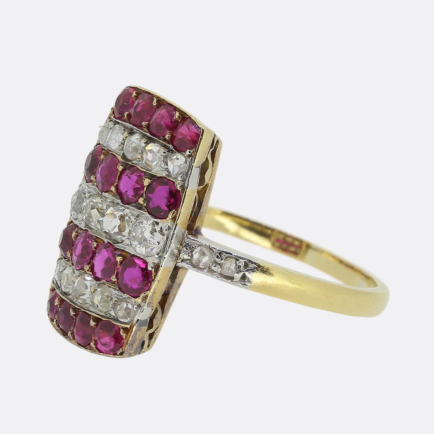 Dieser auffällige Art-Déco-Ring ist mit abwechselnden Reihen leuchtend roter Rubine und funkelnder Diamanten im Altminenschliff besetzt. Die Rubine sind in einem rechteckigen Cluster gefasst und haben einen leichten rosa Unterton, der einen