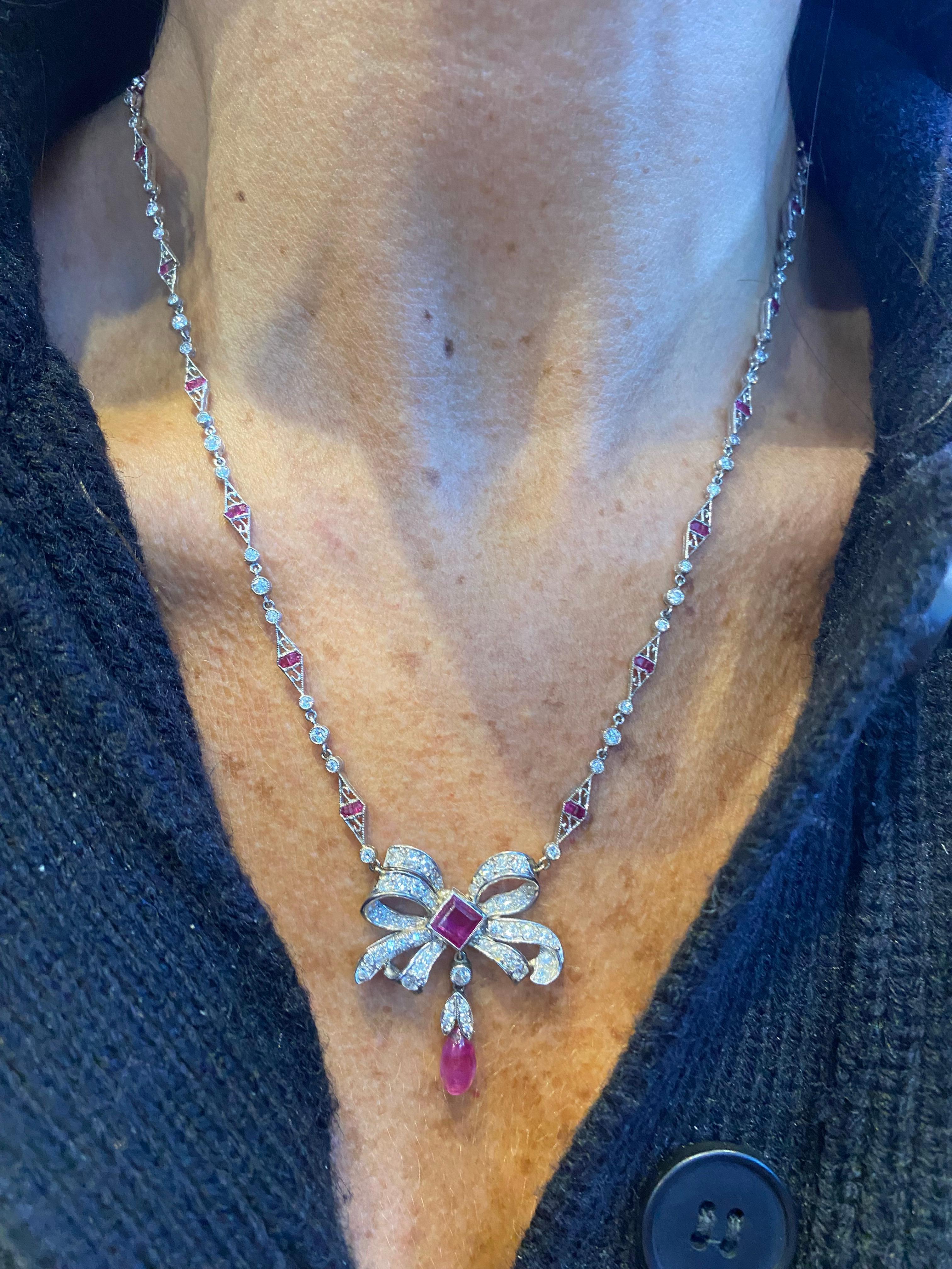 Collana a fiocco con rubini e diamanti in stile Art Déco

Peso del rubino: circa 3.05 carati 
Peso del diamante: circa 2,36 carati 

Misure: Lunghezza 18 

Tipo di metallo: Oro bianco da 14 e 18 carati 

