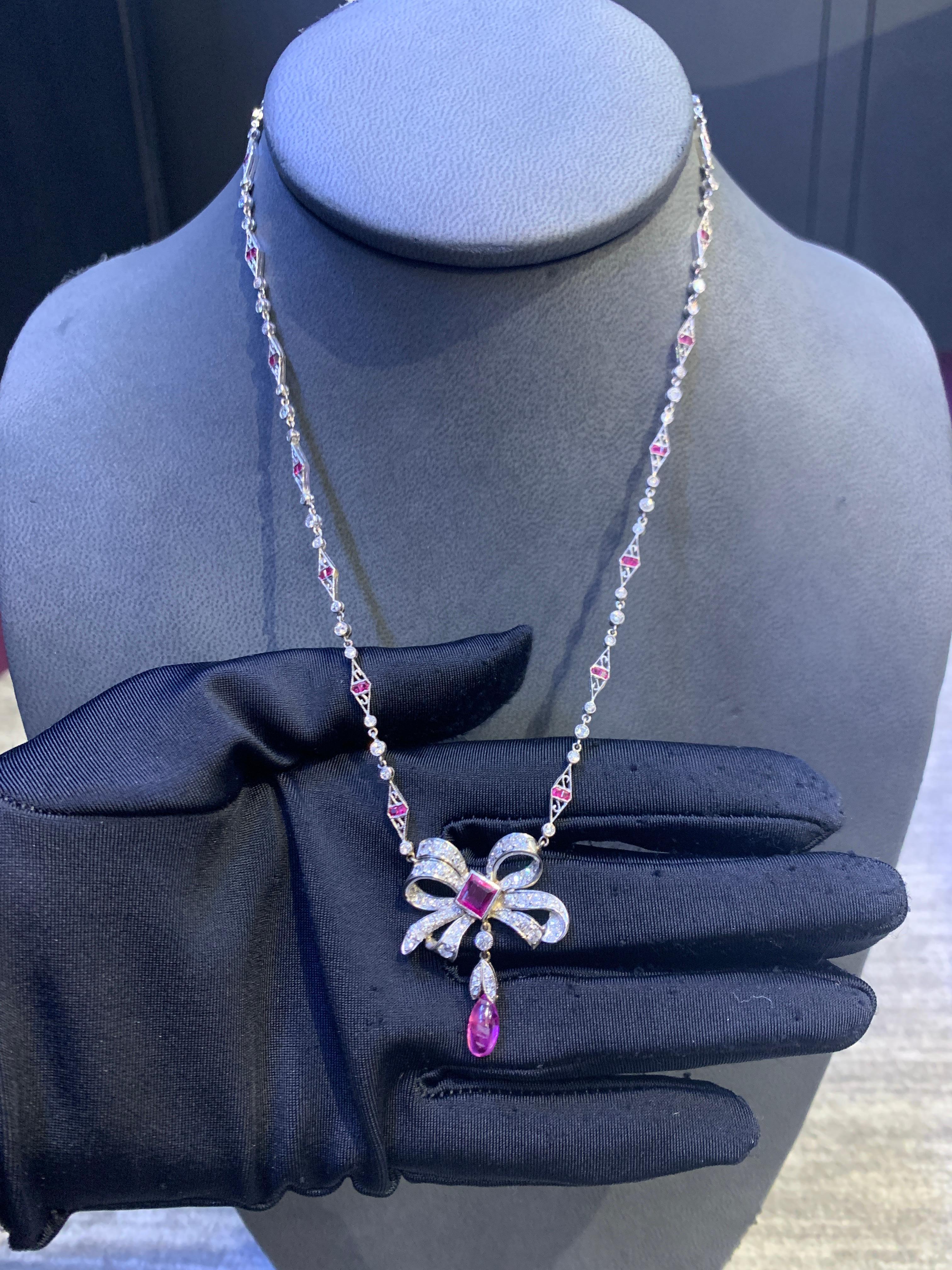Cabochon Collana a fiocco con rubini e diamanti in stile Art Déco in vendita