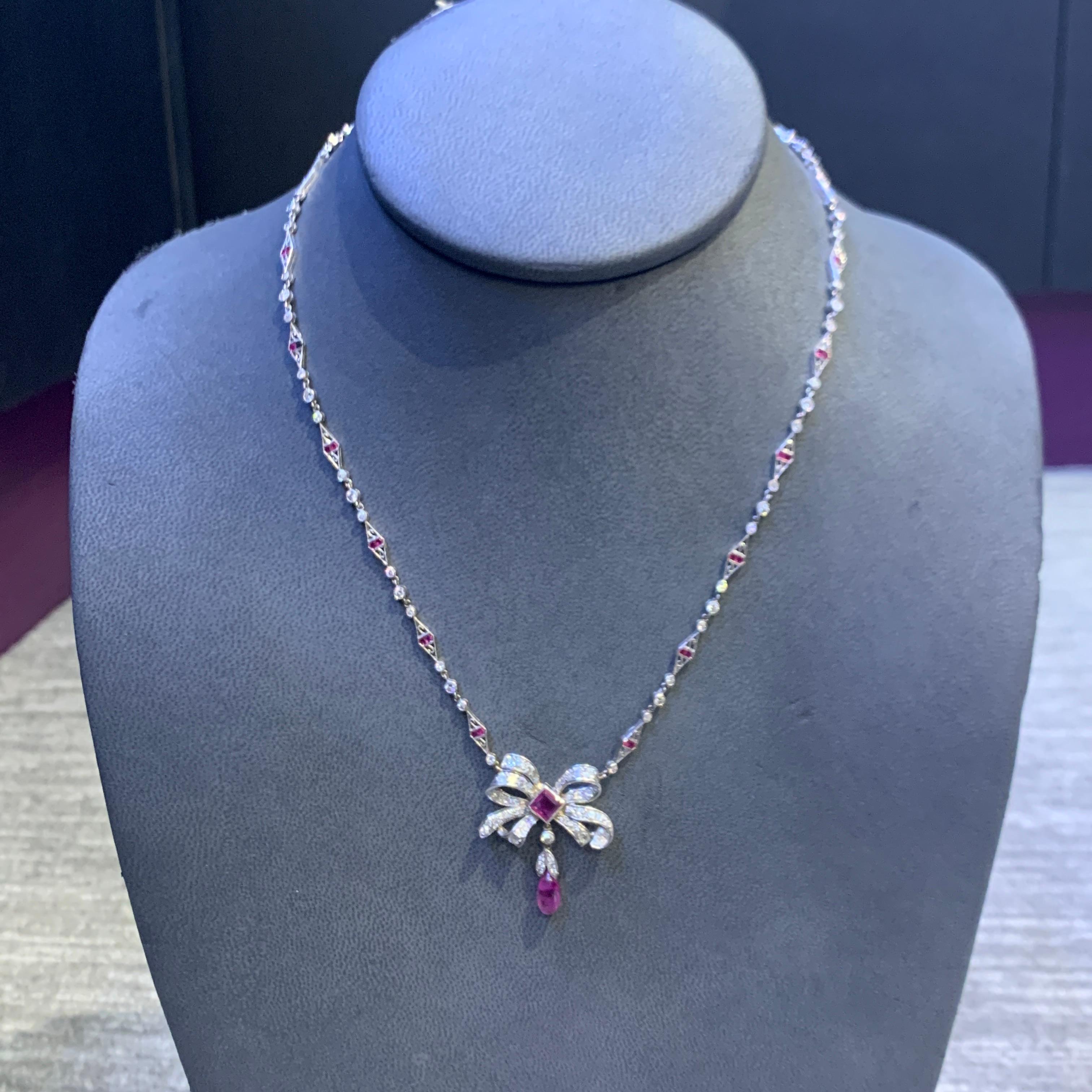 Collana a fiocco con rubini e diamanti in stile Art Déco In condizioni ottime in vendita a New York, NY