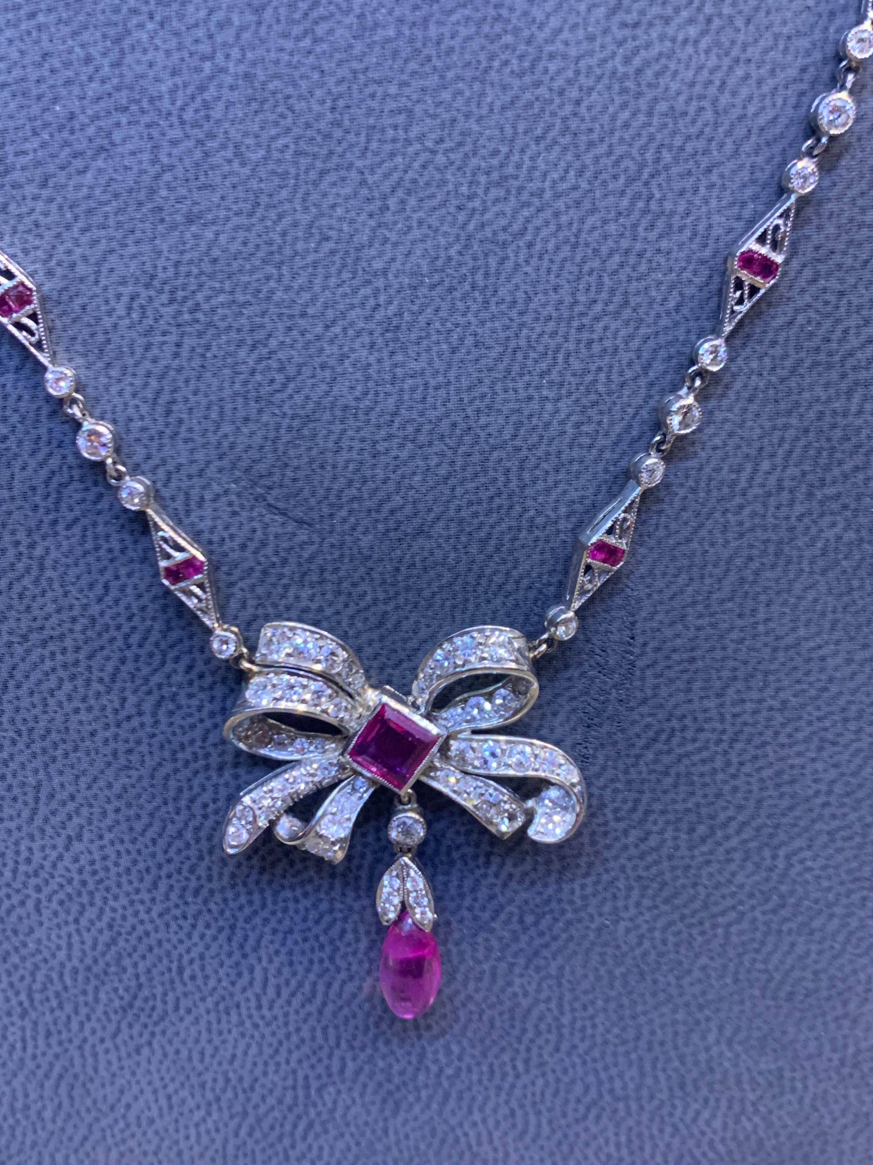Donna Collana a fiocco con rubini e diamanti in stile Art Déco in vendita