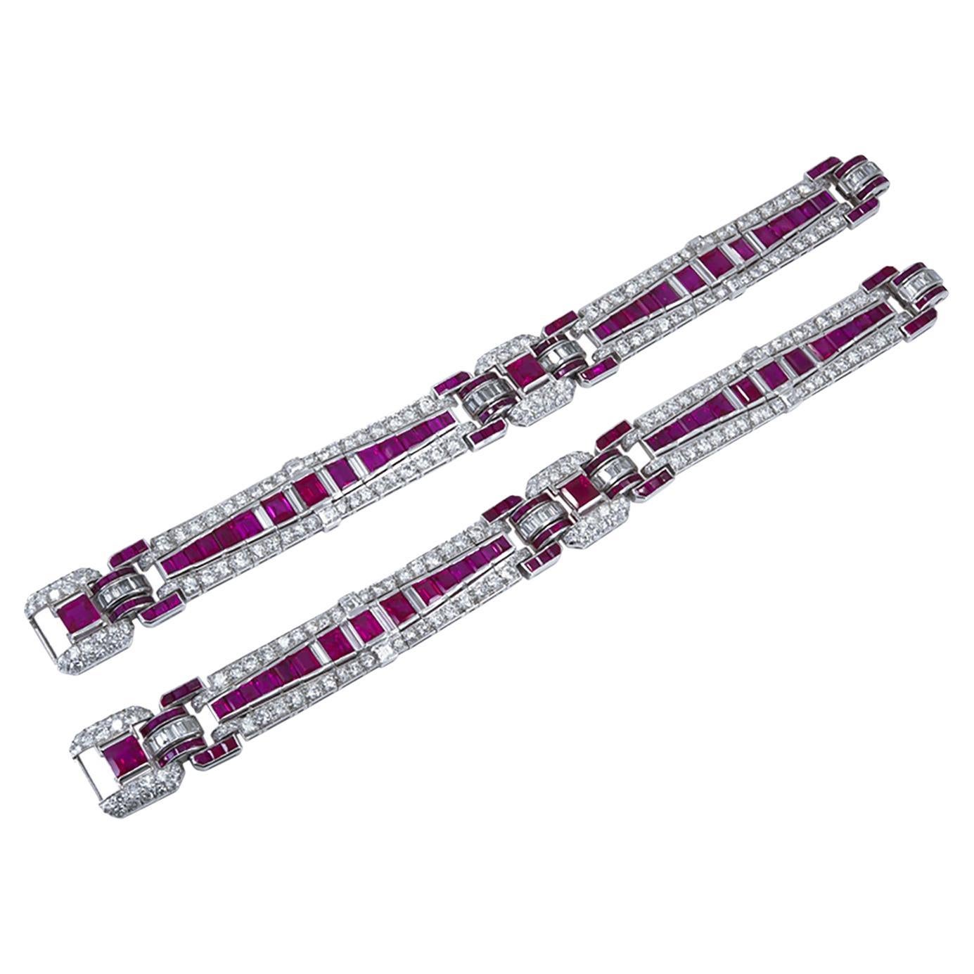 Paire de bracelets de style Art Déco en platine avec rubis et diamants en vente