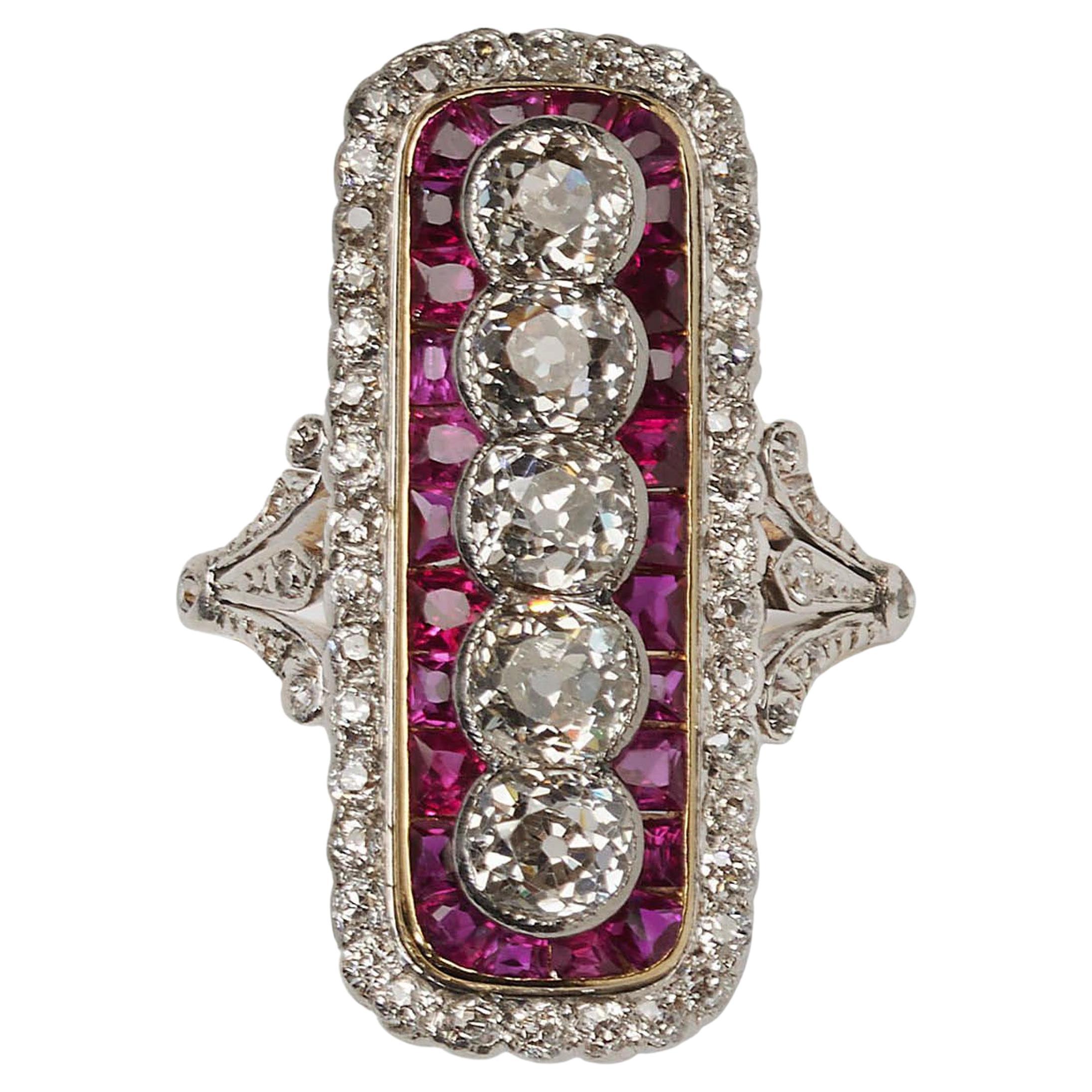 Bague plaquée Art déco en rubis, diamants, or et platine, c. 1920 en vente
