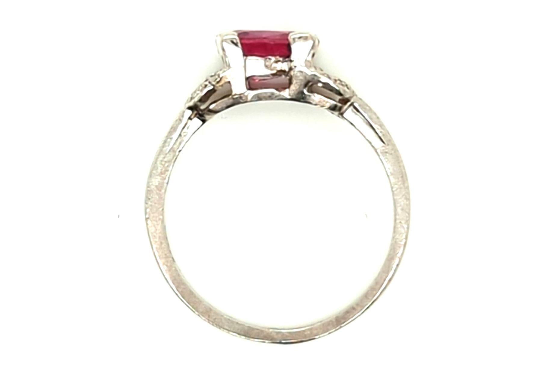 Echte Original-Antik aus den 1920er Jahren Rubin-Diamant-Ring 1,72ct Platin Art Deco 


Ausgestattet mit einem wunderschönen 1,52ct Echtes Rotes Ovales Rubin Zentrum

Akzentuiert mit Diamanten im Einzelschliff
 
100% natürliche Rubine und Diamanten