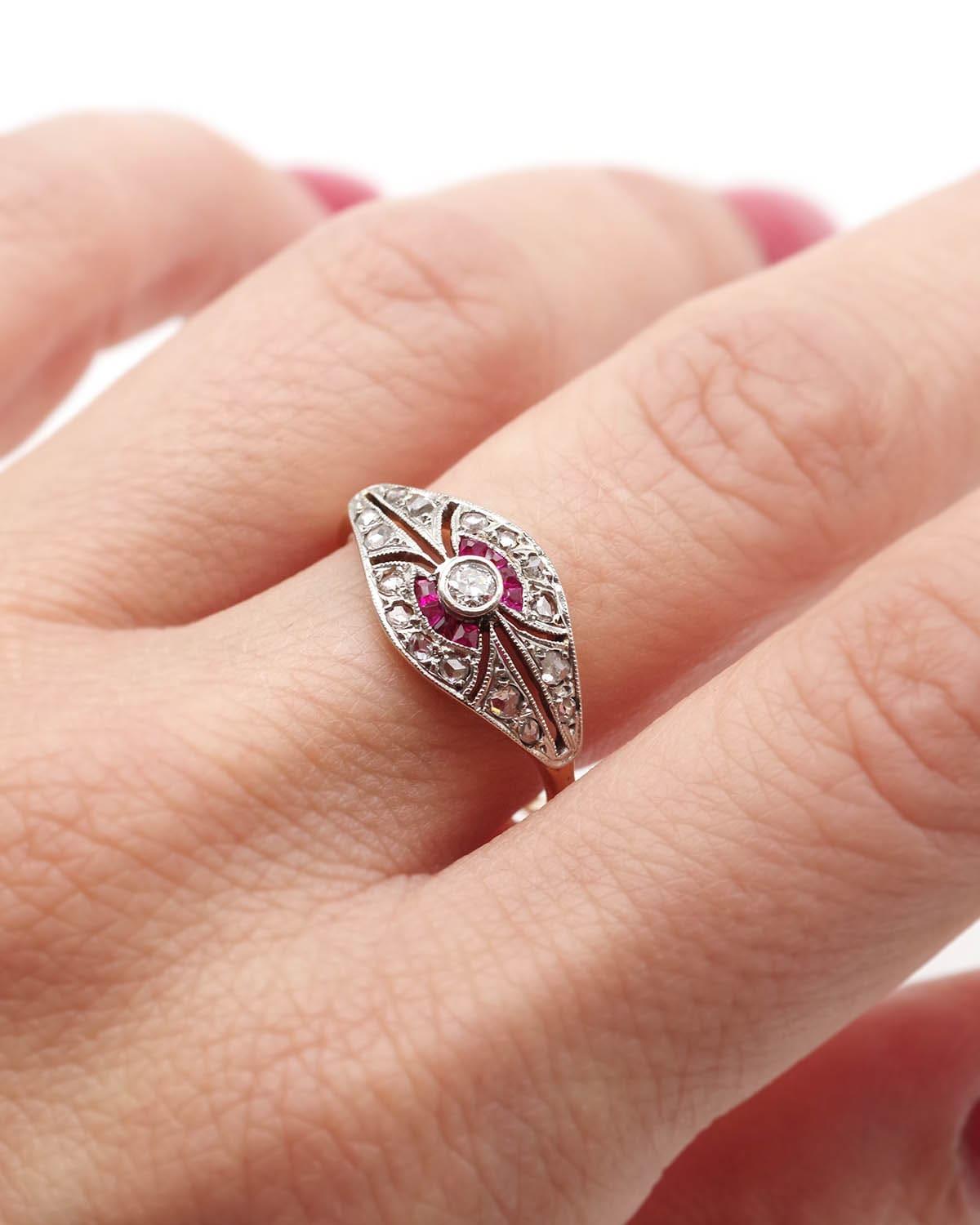 Art Deco Rubin-Diamant-Ring in Platin und 18k Gold, antiker Bandring Damen im Angebot