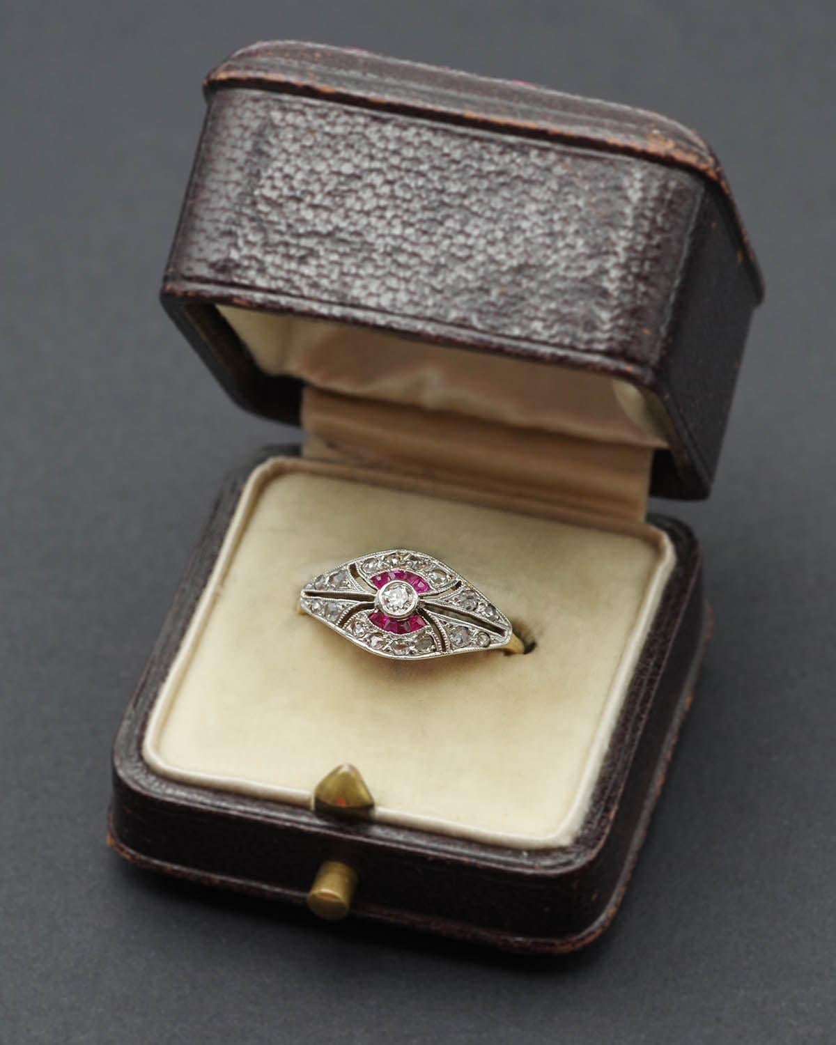 Art Deco Rubin-Diamant-Ring in Platin und 18k Gold, antiker Bandring im Angebot 1