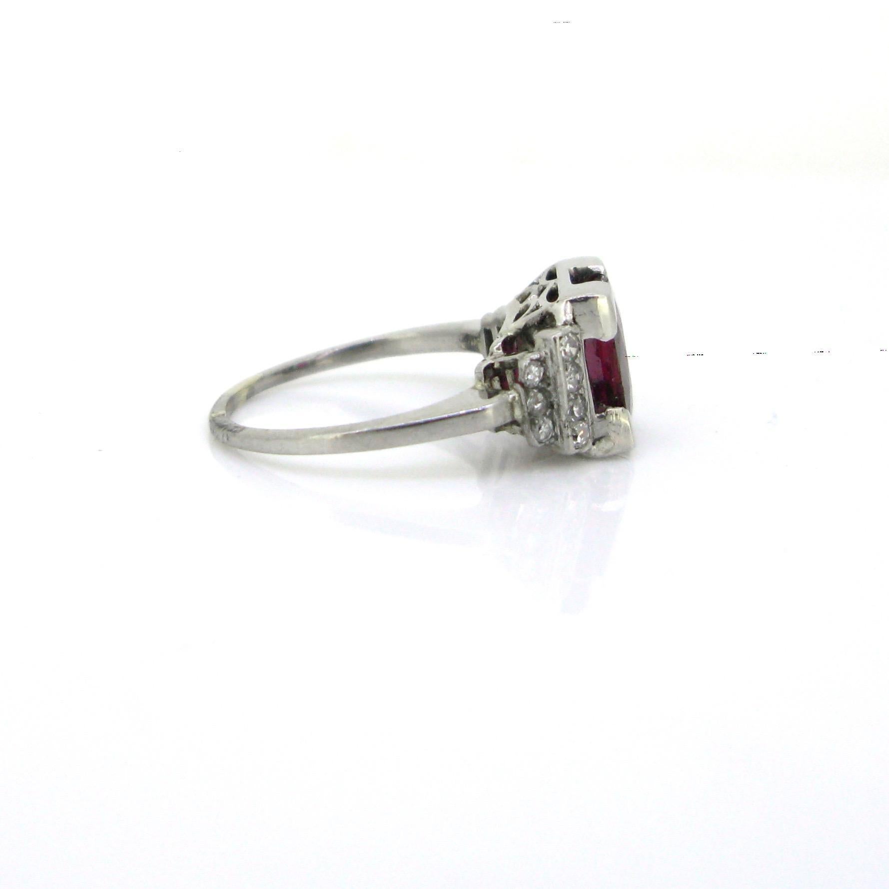 Art Deco Ruby Diamonds Ring, 18 Karat White Gold and Platinum, circa 1925 In Good Condition In London, GB