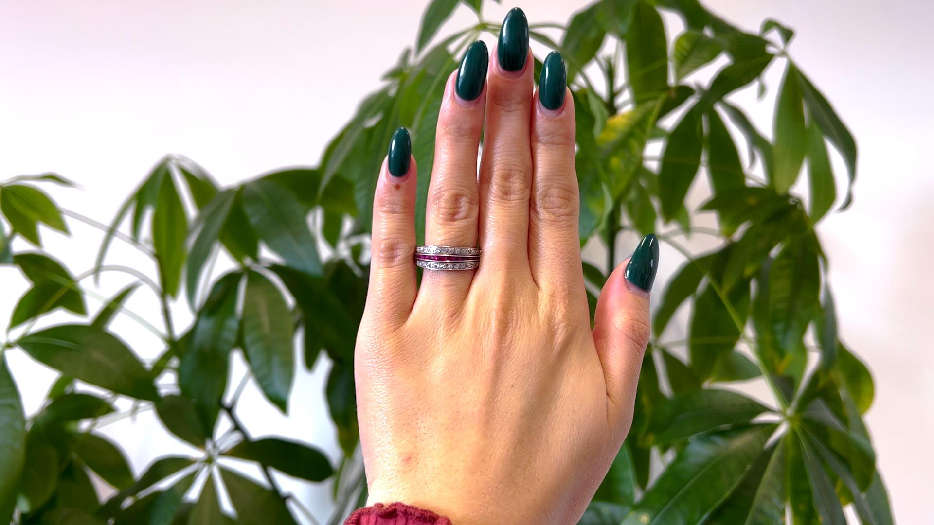 Ein Art Deco Rubin, Smaragd und Diamant Platin Flip Ring. Mit 13 Rubinen im französischen Schliff mit einem Gesamtgewicht von etwa 0,90 Karat und 13 Smaragden im französischen Schliff mit einem Gesamtgewicht von etwa 0,35 Karat. Akzentuiert durch 28