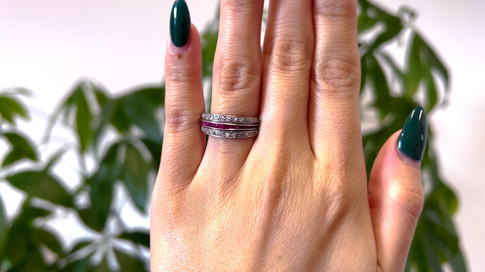 Platin- Flip-Ring mit Rubin, Smaragd und Diamant im Art déco-Stil (Französischer Schliff)