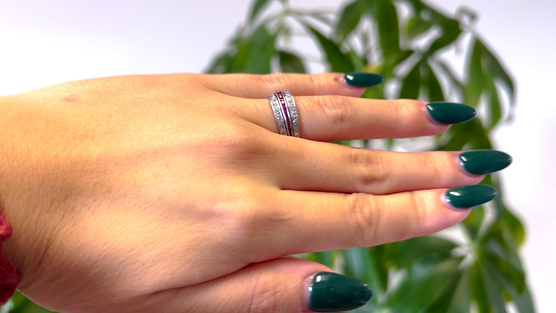 Platin- Flip-Ring mit Rubin, Smaragd und Diamant im Art déco-Stil im Zustand „Gut“ in Beverly Hills, CA