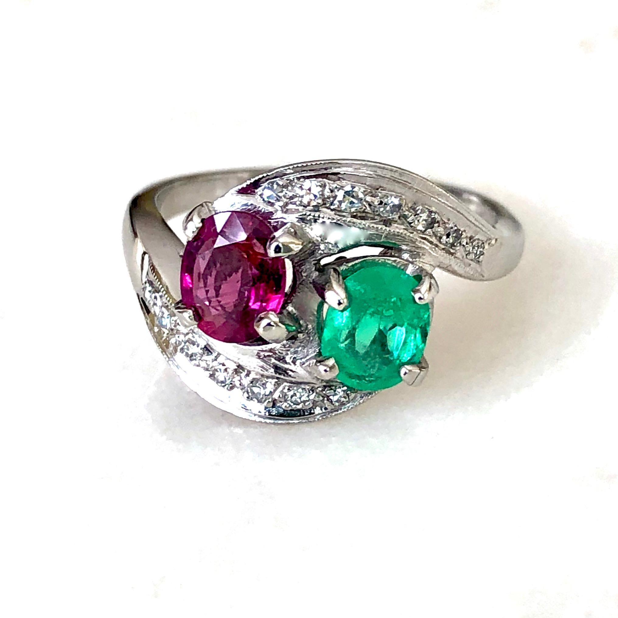 Women's or Men's Art Deco Toi et Moi Ruby Emerald Diamond Platinum Ring