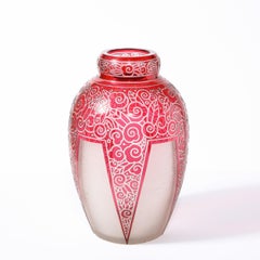 Art Deco Vase aus Rubin und mattiertem, strukturiertem Glas, signiert Cristaux St. Louis D'art