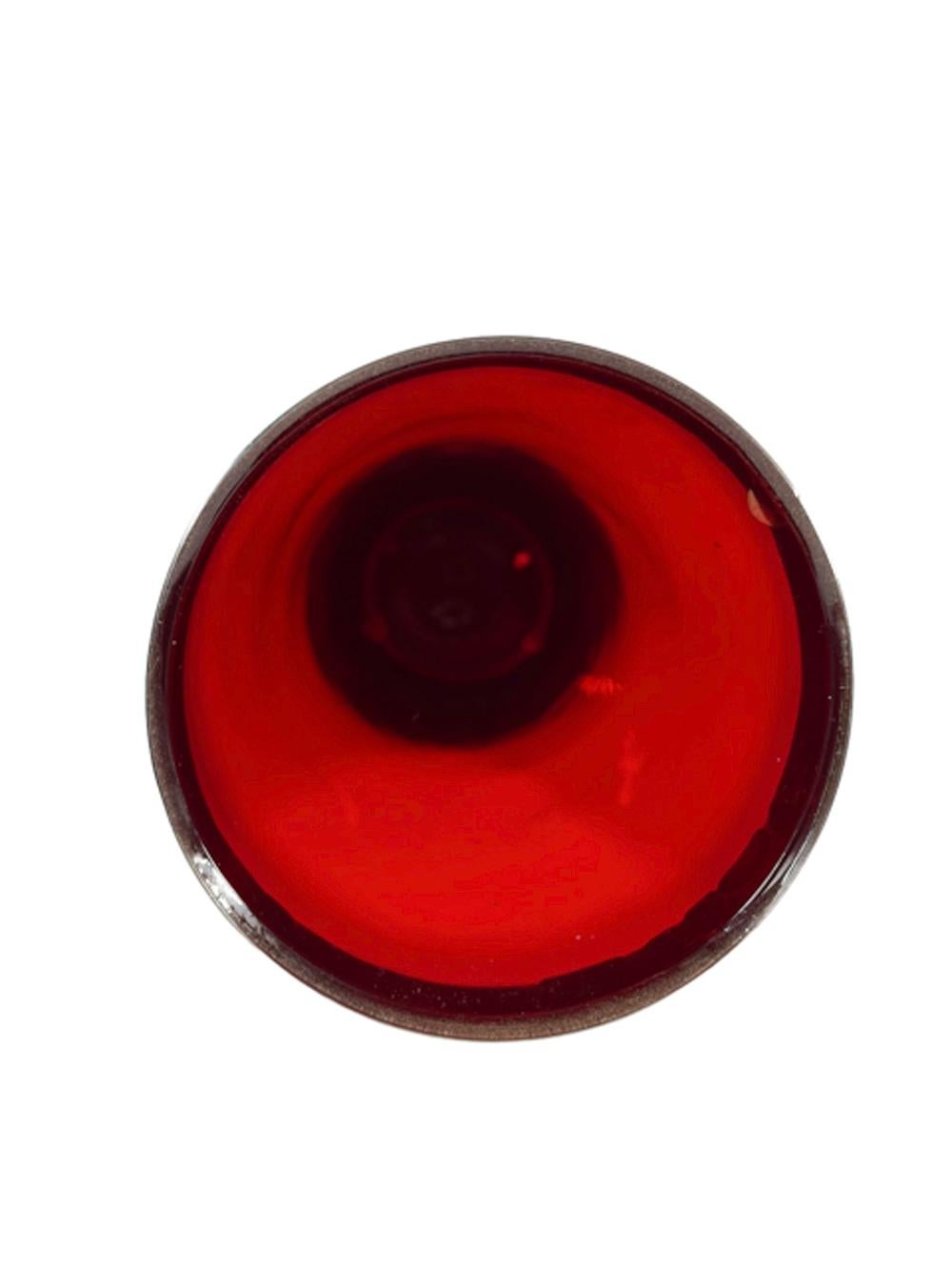 Shakers Art Déco en verre rubis avec bord chromé surmonté d'un couvercle chromé à haut dôme avec capuchon central sur une passoire intégrée.