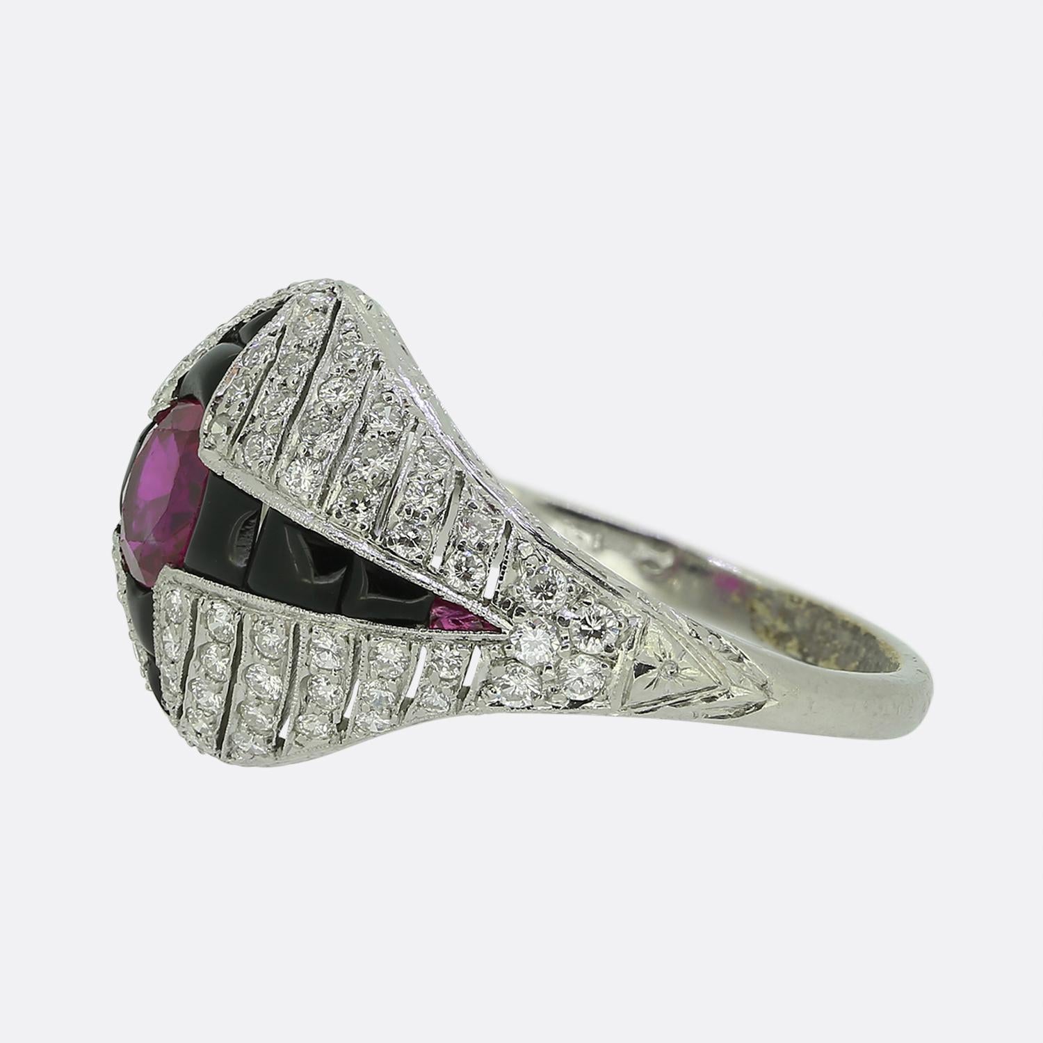 Aquí tenemos un precioso anillo bombe elaborado en una época en la que el estilo Art Déco seguía revolucionando el mundo del diseño. Un rubí rosa oval facetado está engastado en el centro de una esfera abovedada sobre un fondo de ónice calibrado. Un