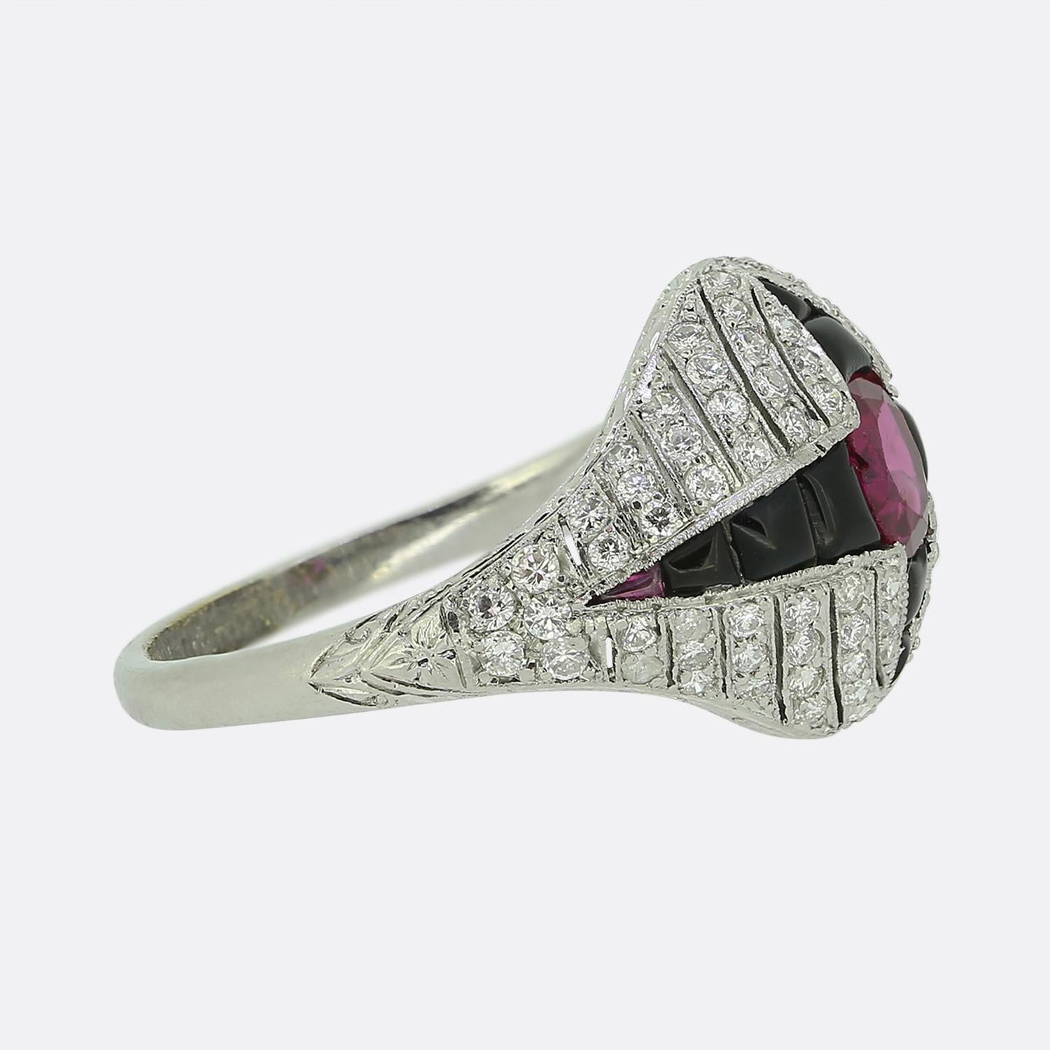 Anillo Bomba Art Decó Tardío Rubí Ónice y Diamantes Corte oval en venta