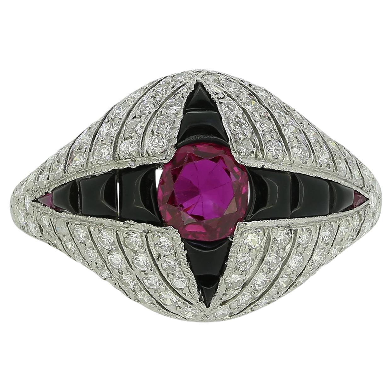 Anello Bombe di rubino, onice e diamanti in stile tardo Art Déco