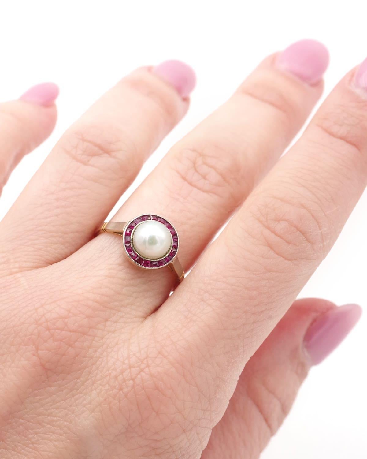 Grezzo Anello Art Deco con rubino e perla a raggiera in oro 18 carati e platino, anello target in vendita